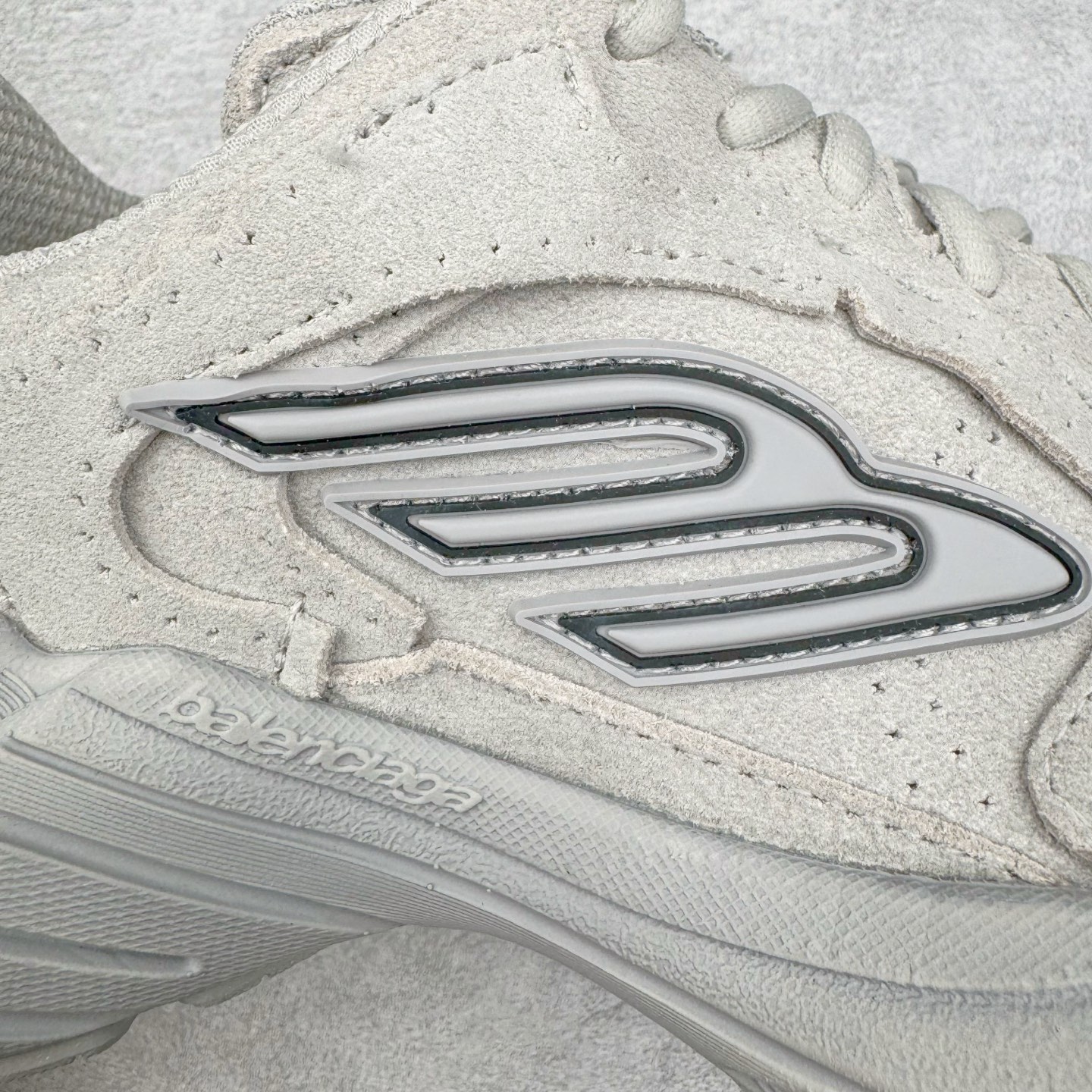 图片[18]-＃VG零售版 Balenciaga Monday 巴黎世家圆头厚底低帮老爹鞋 全套原纸板楦头开发 最原汁原味的灵魂版型 全鞋荧光划线卡点 胶水把控整洁度追求极致完美 每一双都是工艺品 多重QC质检 超越公司货的品控标准 实实在在的免检产品 原盒原配 正确字体电绣 粗细、位置、大小正确 侧边TPU 透气孔匹配意产原版 正确分离大底 TPU软底 原版一致大底LOGO 立体感十足 原厂皮料水洗做旧 采购原厂网纱 偏大一码 尺码：35 36 37 38 39 40 41 42 43 44 45 46-选品中心