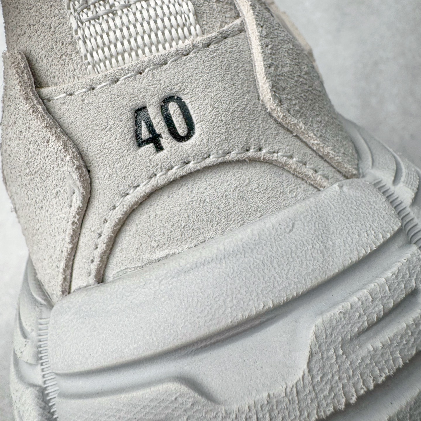 图片[13]-＃VG零售版 Balenciaga Monday 巴黎世家圆头厚底低帮老爹鞋 全套原纸板楦头开发 最原汁原味的灵魂版型 全鞋荧光划线卡点 胶水把控整洁度追求极致完美 每一双都是工艺品 多重QC质检 超越公司货的品控标准 实实在在的免检产品 原盒原配 正确字体电绣 粗细、位置、大小正确 侧边TPU 透气孔匹配意产原版 正确分离大底 TPU软底 原版一致大底LOGO 立体感十足 原厂皮料水洗做旧 采购原厂网纱 偏大一码 尺码：35 36 37 38 39 40 41 42 43 44 45 46-选品中心