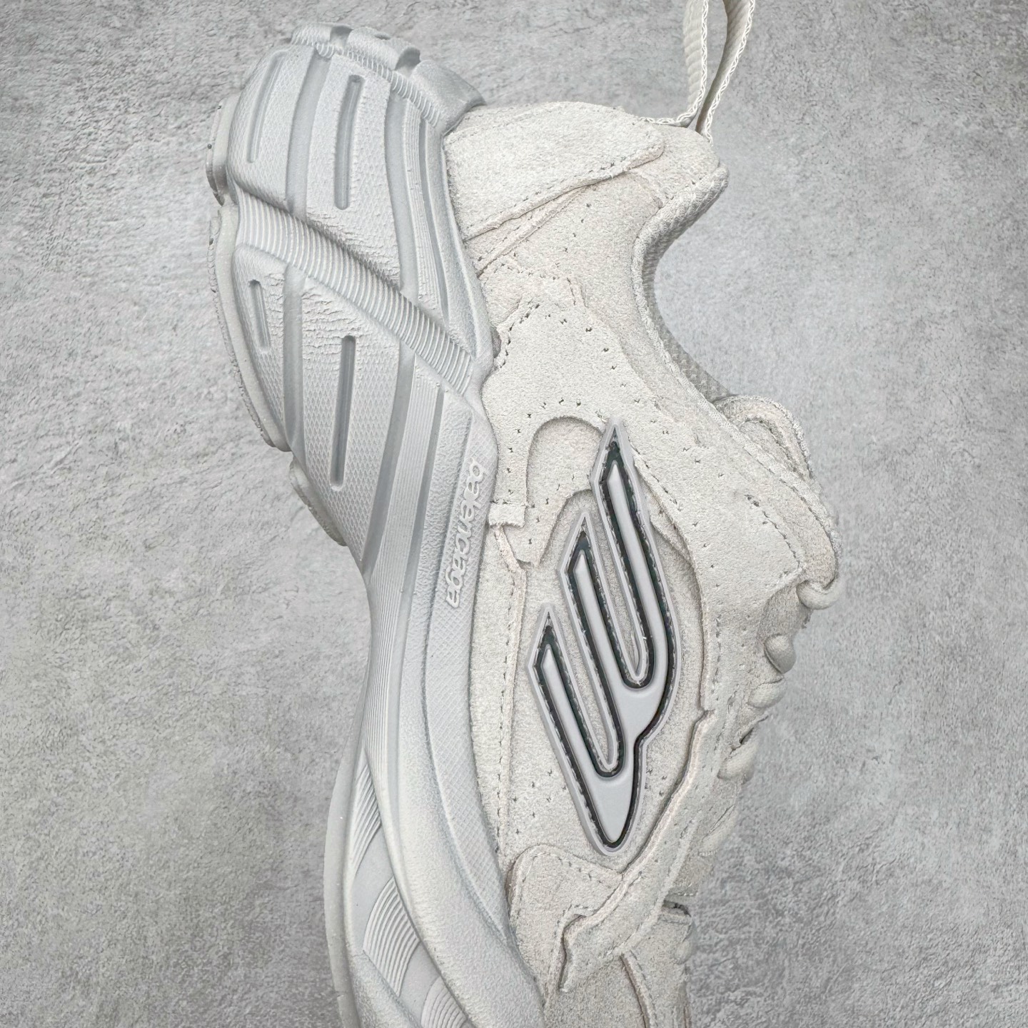 图片[6]-＃VG零售版 Balenciaga Monday 巴黎世家圆头厚底低帮老爹鞋 全套原纸板楦头开发 最原汁原味的灵魂版型 全鞋荧光划线卡点 胶水把控整洁度追求极致完美 每一双都是工艺品 多重QC质检 超越公司货的品控标准 实实在在的免检产品 原盒原配 正确字体电绣 粗细、位置、大小正确 侧边TPU 透气孔匹配意产原版 正确分离大底 TPU软底 原版一致大底LOGO 立体感十足 原厂皮料水洗做旧 采购原厂网纱 偏大一码 尺码：35 36 37 38 39 40 41 42 43 44 45 46-选品中心