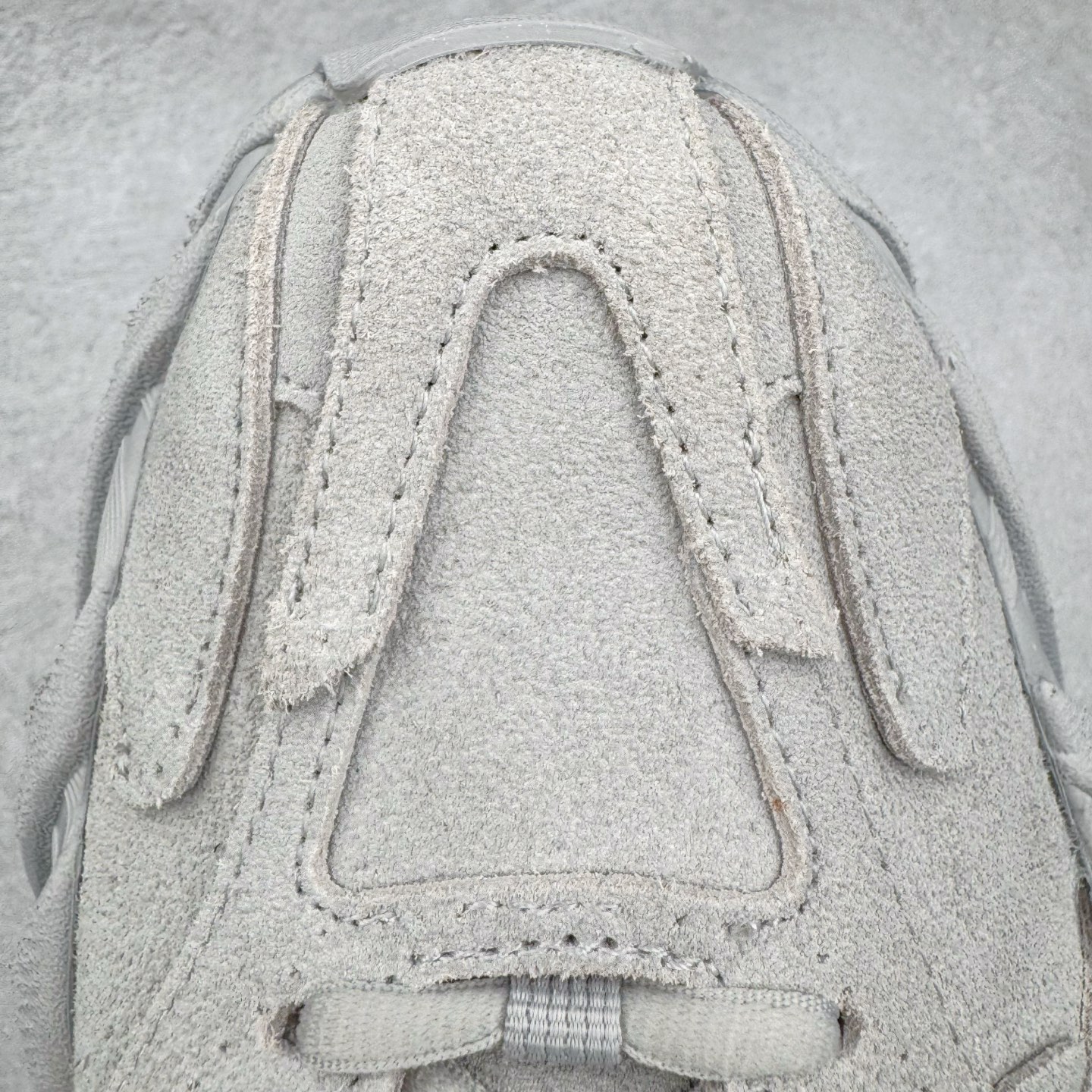 图片[16]-＃VG零售版 Balenciaga Monday 巴黎世家圆头厚底低帮老爹鞋 全套原纸板楦头开发 最原汁原味的灵魂版型 全鞋荧光划线卡点 胶水把控整洁度追求极致完美 每一双都是工艺品 多重QC质检 超越公司货的品控标准 实实在在的免检产品 原盒原配 正确字体电绣 粗细、位置、大小正确 侧边TPU 透气孔匹配意产原版 正确分离大底 TPU软底 原版一致大底LOGO 立体感十足 原厂皮料水洗做旧 采购原厂网纱 偏大一码 尺码：35 36 37 38 39 40 41 42 43 44 45 46-选品中心