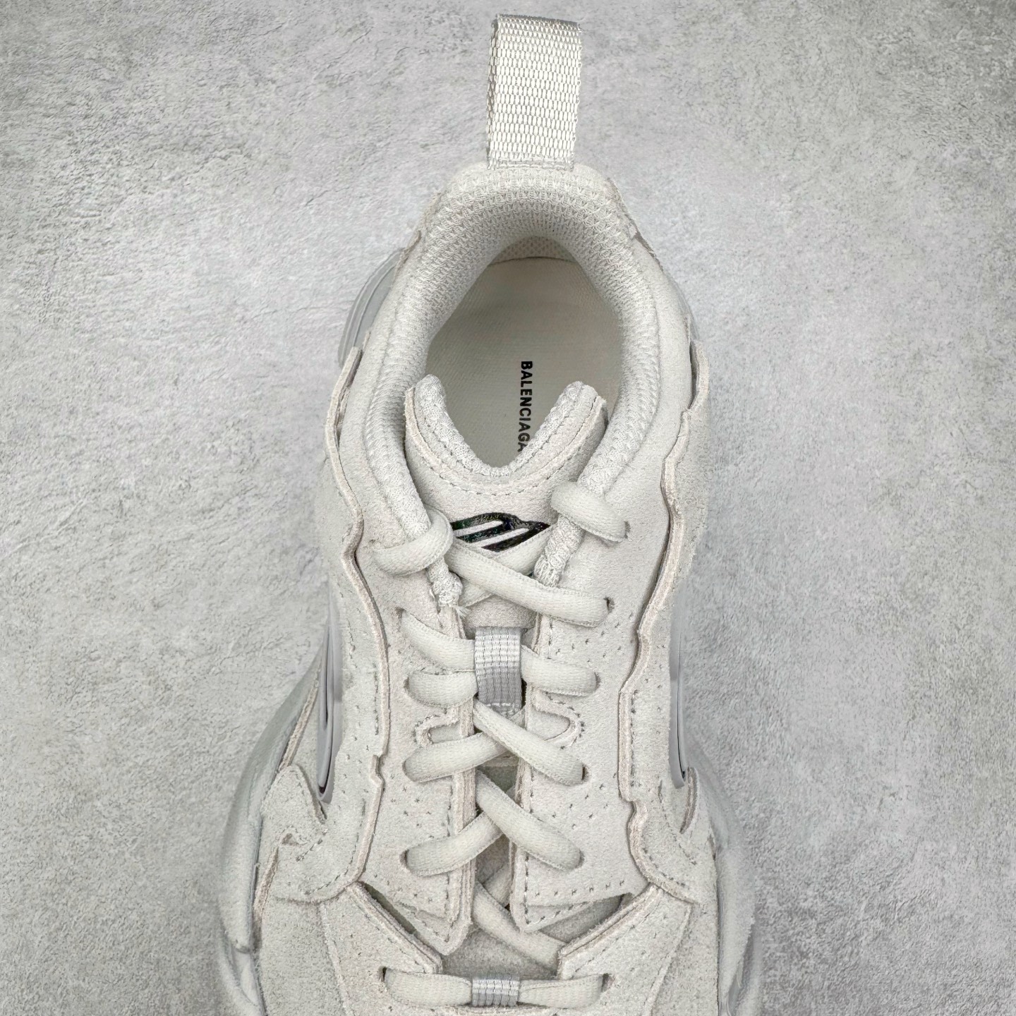 图片[5]-＃VG零售版 Balenciaga Monday 巴黎世家圆头厚底低帮老爹鞋 全套原纸板楦头开发 最原汁原味的灵魂版型 全鞋荧光划线卡点 胶水把控整洁度追求极致完美 每一双都是工艺品 多重QC质检 超越公司货的品控标准 实实在在的免检产品 原盒原配 正确字体电绣 粗细、位置、大小正确 侧边TPU 透气孔匹配意产原版 正确分离大底 TPU软底 原版一致大底LOGO 立体感十足 原厂皮料水洗做旧 采购原厂网纱 偏大一码 尺码：35 36 37 38 39 40 41 42 43 44 45 46-选品中心