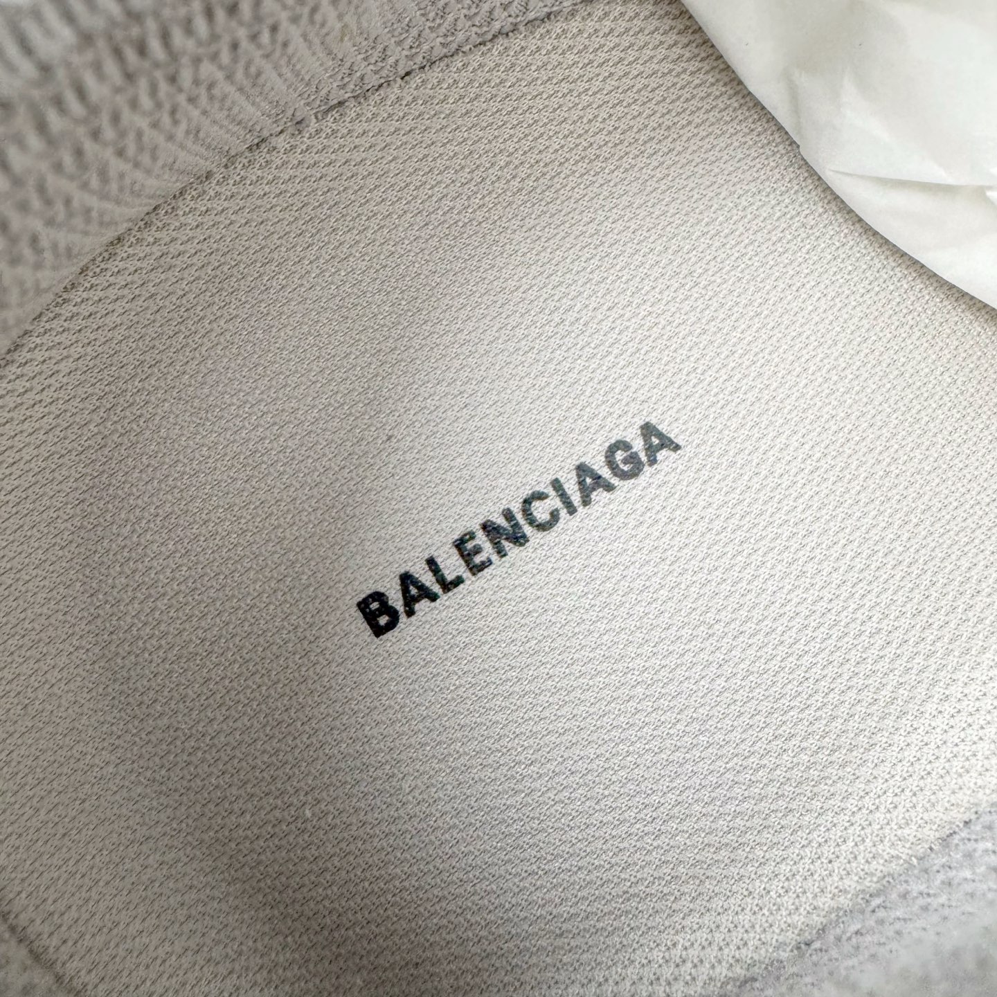 图片[12]-＃VG零售版 Balenciaga Monday 巴黎世家圆头厚底低帮老爹鞋 全套原纸板楦头开发 最原汁原味的灵魂版型 全鞋荧光划线卡点 胶水把控整洁度追求极致完美 每一双都是工艺品 多重QC质检 超越公司货的品控标准 实实在在的免检产品 原盒原配 正确字体电绣 粗细、位置、大小正确 侧边TPU 透气孔匹配意产原版 正确分离大底 TPU软底 原版一致大底LOGO 立体感十足 原厂皮料水洗做旧 采购原厂网纱 偏大一码 尺码：35 36 37 38 39 40 41 42 43 44 45 46-选品中心