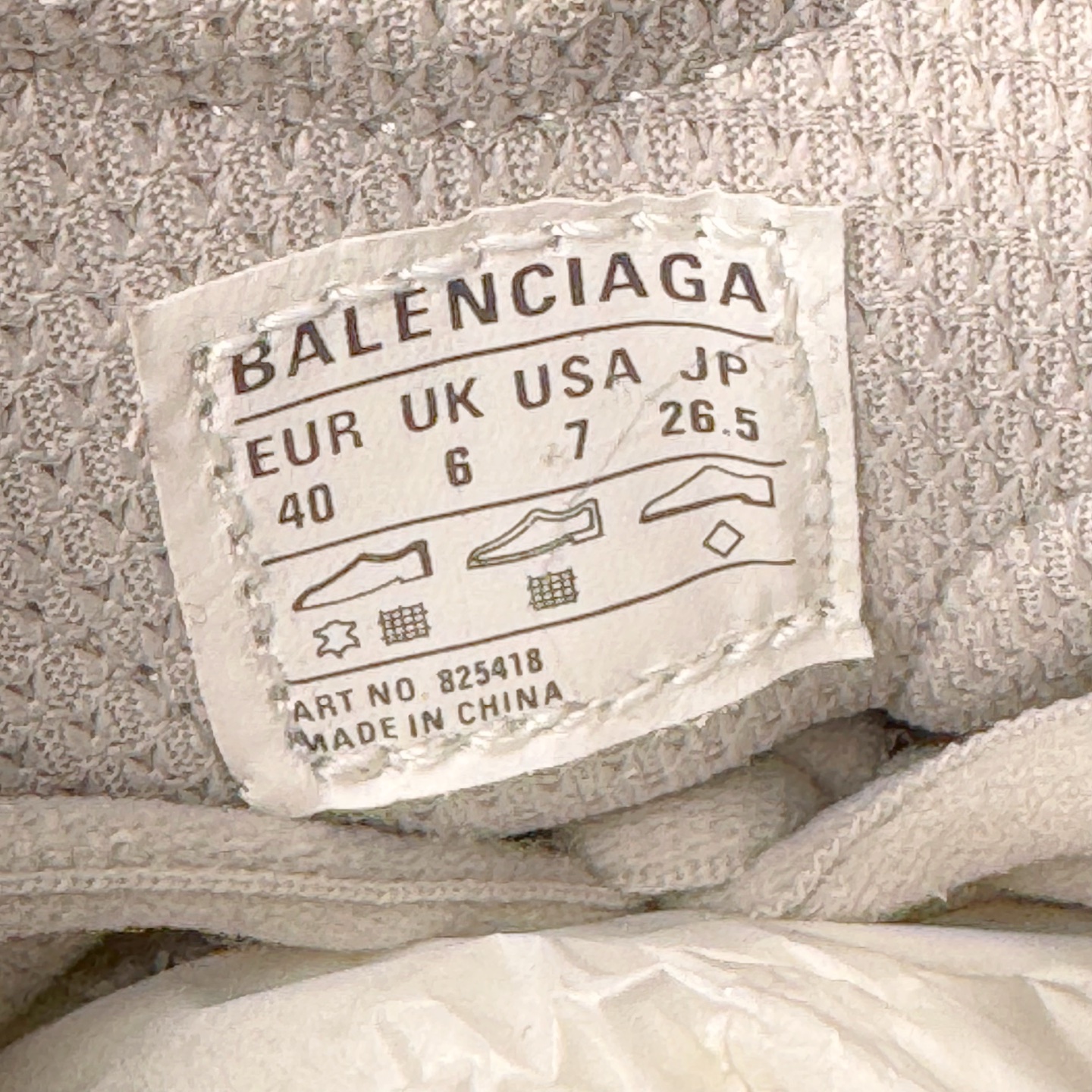 图片[11]-＃VG零售版 Balenciaga Monday 巴黎世家圆头厚底低帮老爹鞋 全套原纸板楦头开发 最原汁原味的灵魂版型 全鞋荧光划线卡点 胶水把控整洁度追求极致完美 每一双都是工艺品 多重QC质检 超越公司货的品控标准 实实在在的免检产品 原盒原配 正确字体电绣 粗细、位置、大小正确 侧边TPU 透气孔匹配意产原版 正确分离大底 TPU软底 原版一致大底LOGO 立体感十足 原厂皮料水洗做旧 采购原厂网纱 偏大一码 尺码：35 36 37 38 39 40 41 42 43 44 45 46-选品中心