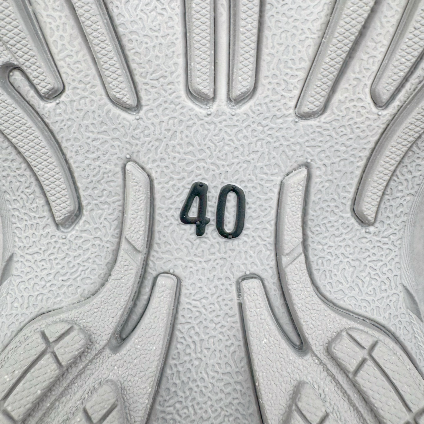 图片[19]-＃VG零售版 Balenciaga Monday 巴黎世家圆头厚底低帮老爹鞋 全套原纸板楦头开发 最原汁原味的灵魂版型 全鞋荧光划线卡点 胶水把控整洁度追求极致完美 每一双都是工艺品 多重QC质检 超越公司货的品控标准 实实在在的免检产品 原盒原配 正确字体电绣 粗细、位置、大小正确 侧边TPU 透气孔匹配意产原版 正确分离大底 TPU软底 原版一致大底LOGO 立体感十足 原厂皮料水洗做旧 采购原厂网纱 偏大一码 尺码：35 36 37 38 39 40 41 42 43 44 45 46-选品中心