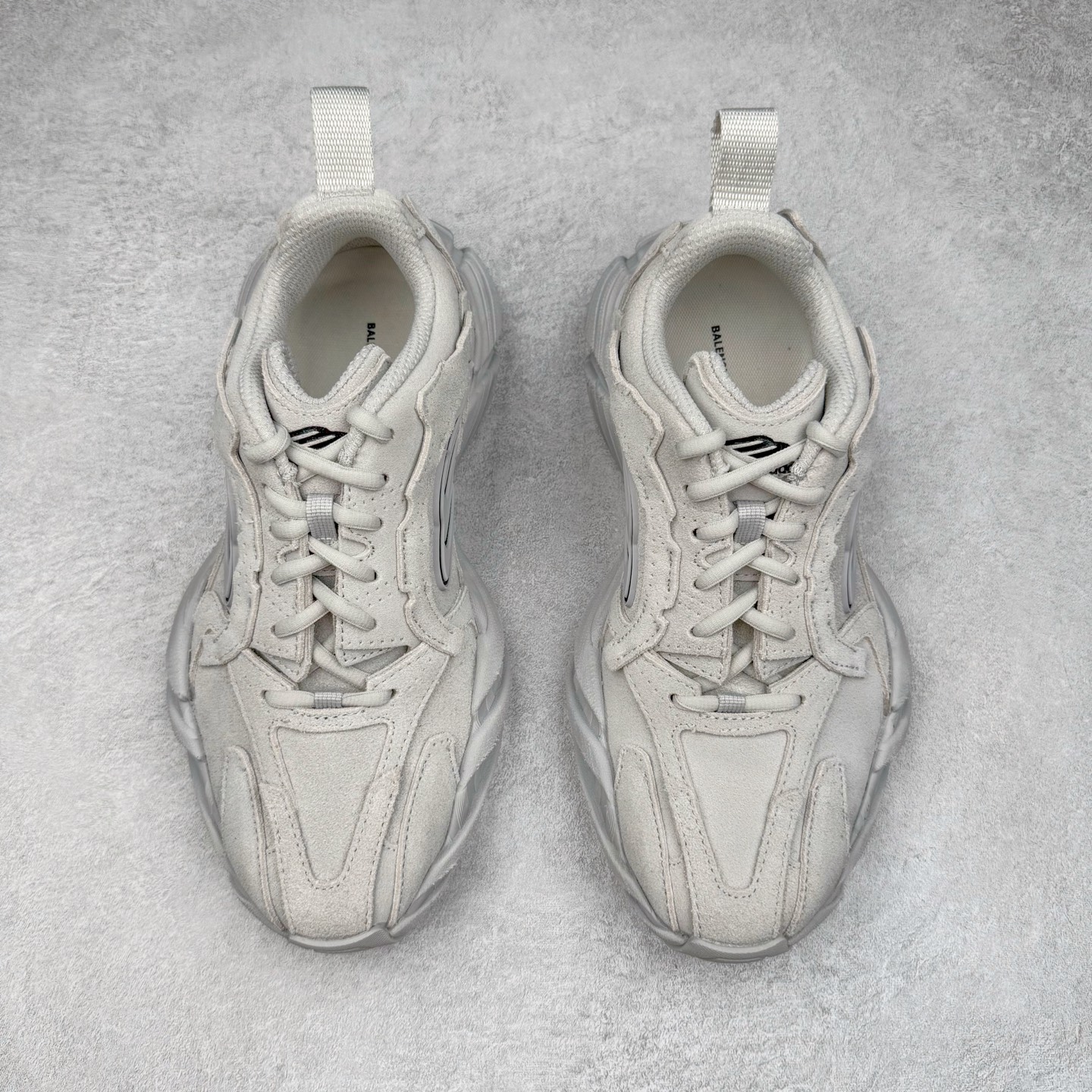 图片[2]-＃VG零售版 Balenciaga Monday 巴黎世家圆头厚底低帮老爹鞋 全套原纸板楦头开发 最原汁原味的灵魂版型 全鞋荧光划线卡点 胶水把控整洁度追求极致完美 每一双都是工艺品 多重QC质检 超越公司货的品控标准 实实在在的免检产品 原盒原配 正确字体电绣 粗细、位置、大小正确 侧边TPU 透气孔匹配意产原版 正确分离大底 TPU软底 原版一致大底LOGO 立体感十足 原厂皮料水洗做旧 采购原厂网纱 偏大一码 尺码：35 36 37 38 39 40 41 42 43 44 45 46-选品中心