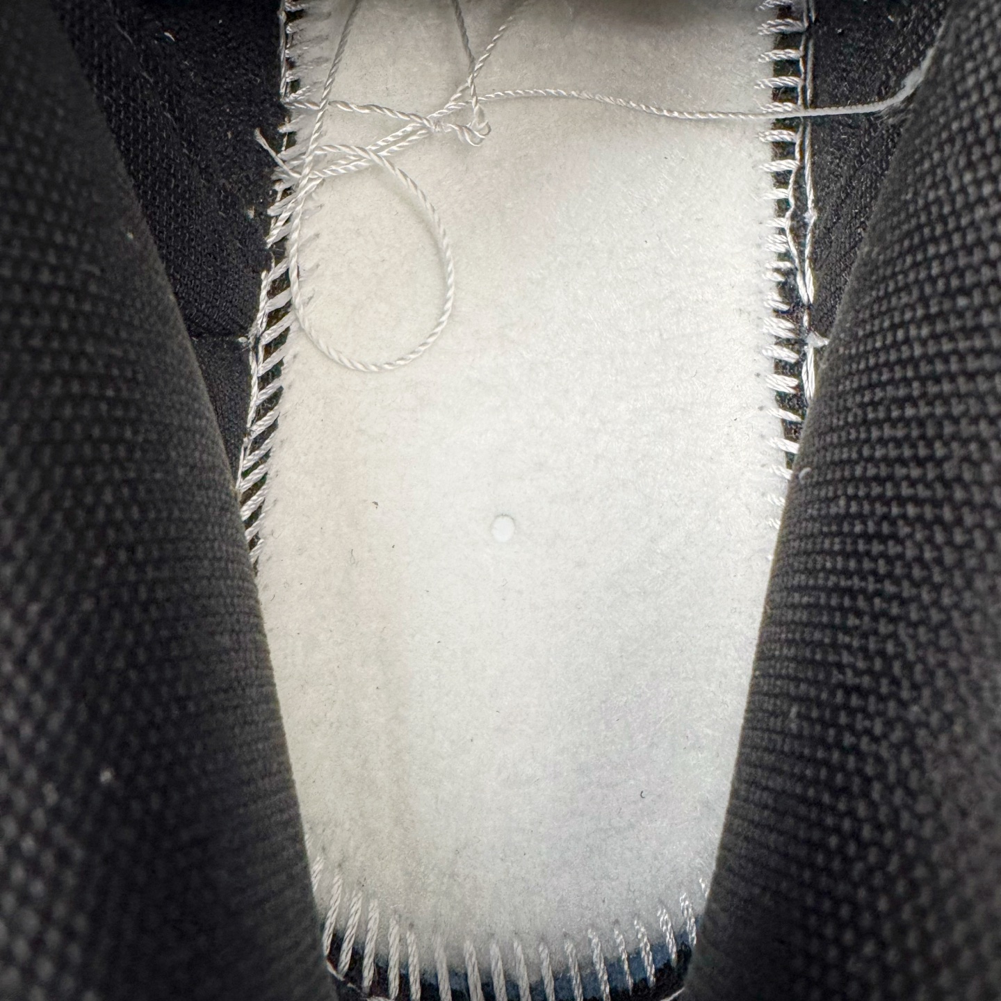 图片[12]-＃YC纯原 NK Dunk Low 山海经 赢鱼 DD1503-101 此款以鞋面化身山海画卷，大面积白色如汹涌浪花，流动的淡蓝水纹暗涌于黑白皮革之上，清晰的波浪纹理浮雕其上，如赢鱼破渊而出时荡开的洪荒涟漪。纯白中底托起墨黑鞋身，黑白为界，水纹如鳞，步步生澜。应用强烈的撞色对比，宣告永恒街头基因。定制系列天花板 无原鞋不开发 全系列得物原鞋一比一校对开发 配色持续更新中 终端对接 优势输出 全套原厂楦头原纸板数据档案倾力打造 原汁原味莞产 极致还原 圈内最强针车工艺 高端零售指定版 广东原厂配套原盒原标 鞋盒分三个尺码段 原厂冲刀 超高清洁度 全鞋零毛边皮料切割 采用原厂百宏鞋带以及原厂百宏织唛舌标 内标可供原厂几率过验 进口原装条纹中底布 四线拉帮白色点胶 原厂拉帮手法遵循公司 原厂电绣 极致还原 尺码：36 36.5 37.5 38 38.5 39 40 40.5 41 42 42.5 43 44 44.5 45 46-选品中心