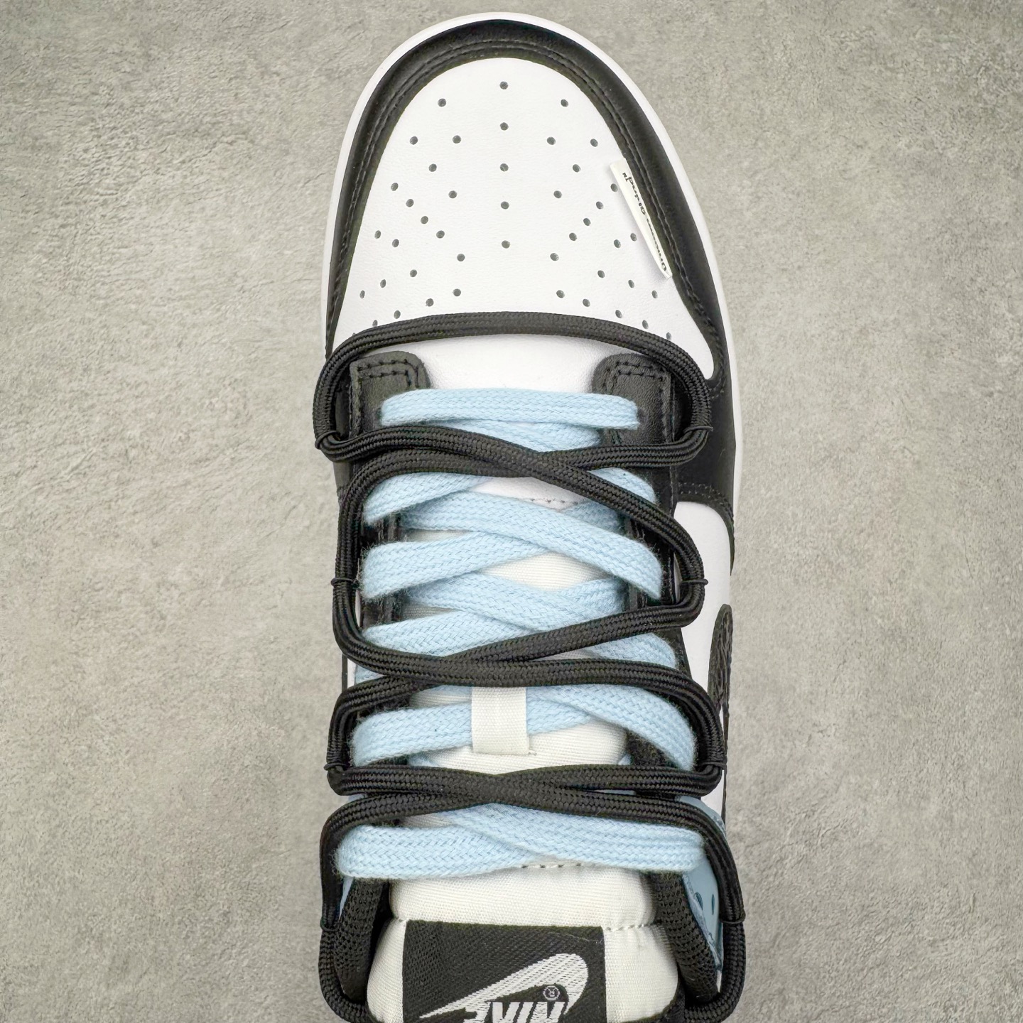 图片[4]-＃YC纯原 NK Dunk Low 山海经 赢鱼 DD1503-101 此款以鞋面化身山海画卷，大面积白色如汹涌浪花，流动的淡蓝水纹暗涌于黑白皮革之上，清晰的波浪纹理浮雕其上，如赢鱼破渊而出时荡开的洪荒涟漪。纯白中底托起墨黑鞋身，黑白为界，水纹如鳞，步步生澜。应用强烈的撞色对比，宣告永恒街头基因。定制系列天花板 无原鞋不开发 全系列得物原鞋一比一校对开发 配色持续更新中 终端对接 优势输出 全套原厂楦头原纸板数据档案倾力打造 原汁原味莞产 极致还原 圈内最强针车工艺 高端零售指定版 广东原厂配套原盒原标 鞋盒分三个尺码段 原厂冲刀 超高清洁度 全鞋零毛边皮料切割 采用原厂百宏鞋带以及原厂百宏织唛舌标 内标可供原厂几率过验 进口原装条纹中底布 四线拉帮白色点胶 原厂拉帮手法遵循公司 原厂电绣 极致还原 尺码：36 36.5 37.5 38 38.5 39 40 40.5 41 42 42.5 43 44 44.5 45 46-选品中心