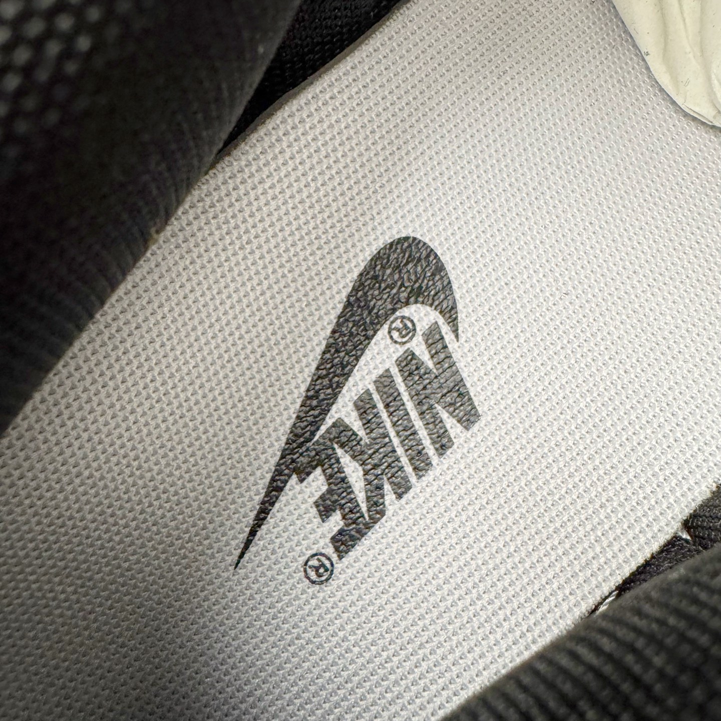 图片[13]-＃YC纯原 NK Dunk Low 山海经 赢鱼 DD1503-101 此款以鞋面化身山海画卷，大面积白色如汹涌浪花，流动的淡蓝水纹暗涌于黑白皮革之上，清晰的波浪纹理浮雕其上，如赢鱼破渊而出时荡开的洪荒涟漪。纯白中底托起墨黑鞋身，黑白为界，水纹如鳞，步步生澜。应用强烈的撞色对比，宣告永恒街头基因。定制系列天花板 无原鞋不开发 全系列得物原鞋一比一校对开发 配色持续更新中 终端对接 优势输出 全套原厂楦头原纸板数据档案倾力打造 原汁原味莞产 极致还原 圈内最强针车工艺 高端零售指定版 广东原厂配套原盒原标 鞋盒分三个尺码段 原厂冲刀 超高清洁度 全鞋零毛边皮料切割 采用原厂百宏鞋带以及原厂百宏织唛舌标 内标可供原厂几率过验 进口原装条纹中底布 四线拉帮白色点胶 原厂拉帮手法遵循公司 原厂电绣 极致还原 尺码：36 36.5 37.5 38 38.5 39 40 40.5 41 42 42.5 43 44 44.5 45 46-选品中心