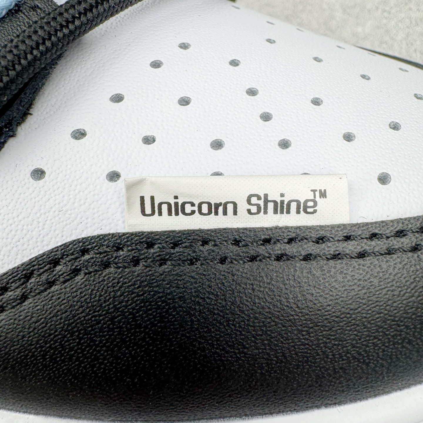 图片[20]-＃YC纯原 NK Dunk Low 山海经 赢鱼 DD1503-101 此款以鞋面化身山海画卷，大面积白色如汹涌浪花，流动的淡蓝水纹暗涌于黑白皮革之上，清晰的波浪纹理浮雕其上，如赢鱼破渊而出时荡开的洪荒涟漪。纯白中底托起墨黑鞋身，黑白为界，水纹如鳞，步步生澜。应用强烈的撞色对比，宣告永恒街头基因。定制系列天花板 无原鞋不开发 全系列得物原鞋一比一校对开发 配色持续更新中 终端对接 优势输出 全套原厂楦头原纸板数据档案倾力打造 原汁原味莞产 极致还原 圈内最强针车工艺 高端零售指定版 广东原厂配套原盒原标 鞋盒分三个尺码段 原厂冲刀 超高清洁度 全鞋零毛边皮料切割 采用原厂百宏鞋带以及原厂百宏织唛舌标 内标可供原厂几率过验 进口原装条纹中底布 四线拉帮白色点胶 原厂拉帮手法遵循公司 原厂电绣 极致还原 尺码：36 36.5 37.5 38 38.5 39 40 40.5 41 42 42.5 43 44 44.5 45 46-选品中心