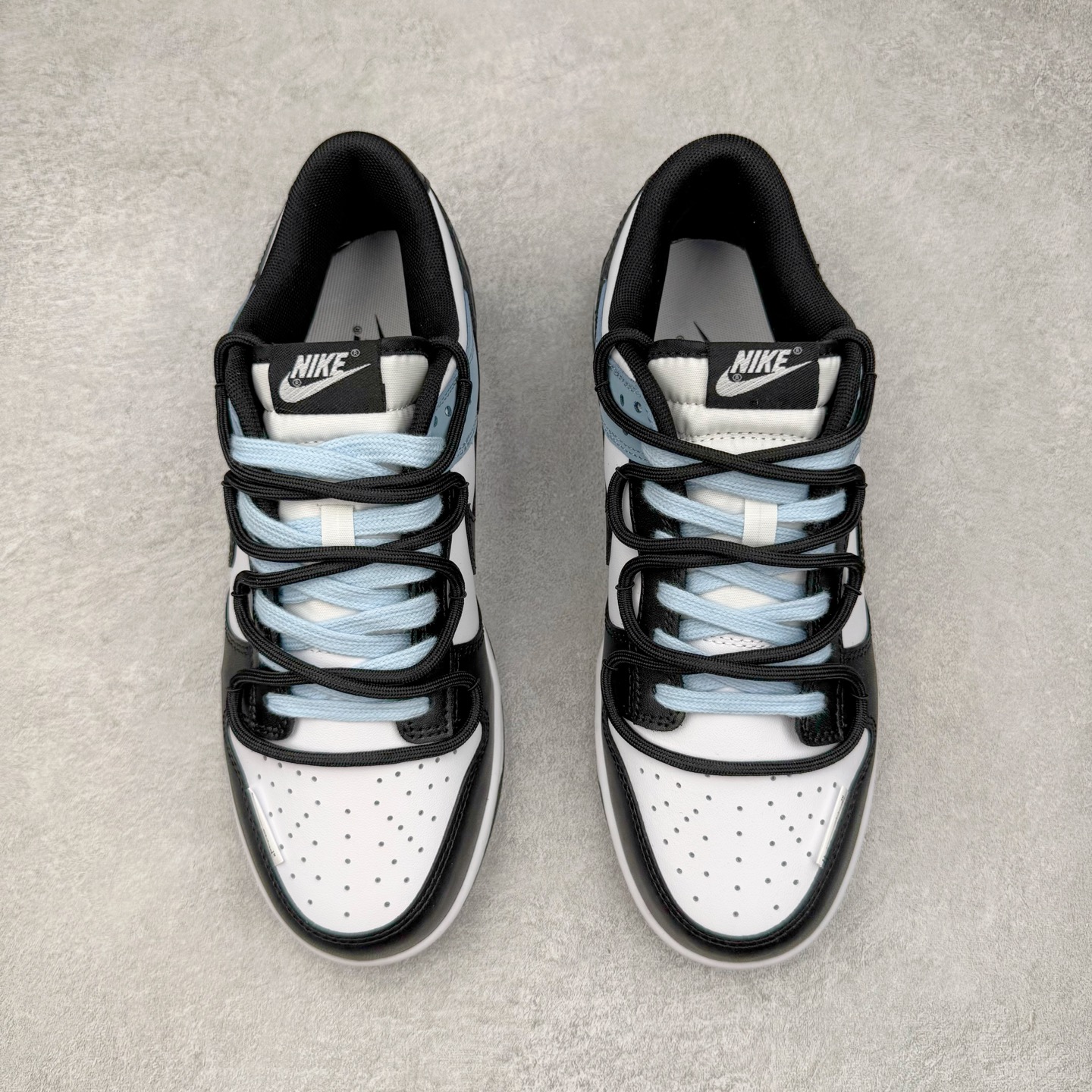 图片[2]-＃YC纯原 NK Dunk Low 山海经 赢鱼 DD1503-101 此款以鞋面化身山海画卷，大面积白色如汹涌浪花，流动的淡蓝水纹暗涌于黑白皮革之上，清晰的波浪纹理浮雕其上，如赢鱼破渊而出时荡开的洪荒涟漪。纯白中底托起墨黑鞋身，黑白为界，水纹如鳞，步步生澜。应用强烈的撞色对比，宣告永恒街头基因。定制系列天花板 无原鞋不开发 全系列得物原鞋一比一校对开发 配色持续更新中 终端对接 优势输出 全套原厂楦头原纸板数据档案倾力打造 原汁原味莞产 极致还原 圈内最强针车工艺 高端零售指定版 广东原厂配套原盒原标 鞋盒分三个尺码段 原厂冲刀 超高清洁度 全鞋零毛边皮料切割 采用原厂百宏鞋带以及原厂百宏织唛舌标 内标可供原厂几率过验 进口原装条纹中底布 四线拉帮白色点胶 原厂拉帮手法遵循公司 原厂电绣 极致还原 尺码：36 36.5 37.5 38 38.5 39 40 40.5 41 42 42.5 43 44 44.5 45 46-选品中心