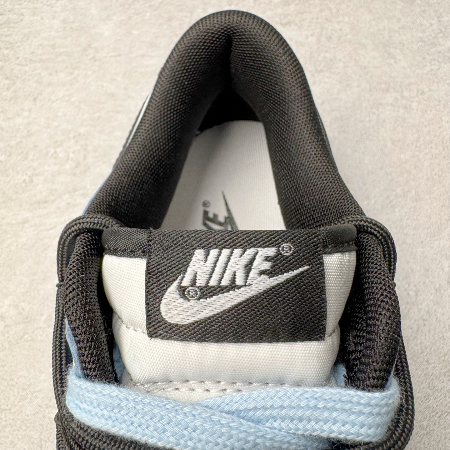 图片[14]-＃YC纯原 NK Dunk Low 山海经 赢鱼 DD1503-101 此款以鞋面化身山海画卷，大面积白色如汹涌浪花，流动的淡蓝水纹暗涌于黑白皮革之上，清晰的波浪纹理浮雕其上，如赢鱼破渊而出时荡开的洪荒涟漪。纯白中底托起墨黑鞋身，黑白为界，水纹如鳞，步步生澜。应用强烈的撞色对比，宣告永恒街头基因。定制系列天花板 无原鞋不开发 全系列得物原鞋一比一校对开发 配色持续更新中 终端对接 优势输出 全套原厂楦头原纸板数据档案倾力打造 原汁原味莞产 极致还原 圈内最强针车工艺 高端零售指定版 广东原厂配套原盒原标 鞋盒分三个尺码段 原厂冲刀 超高清洁度 全鞋零毛边皮料切割 采用原厂百宏鞋带以及原厂百宏织唛舌标 内标可供原厂几率过验 进口原装条纹中底布 四线拉帮白色点胶 原厂拉帮手法遵循公司 原厂电绣 极致还原 尺码：36 36.5 37.5 38 38.5 39 40 40.5 41 42 42.5 43 44 44.5 45 46-选品中心