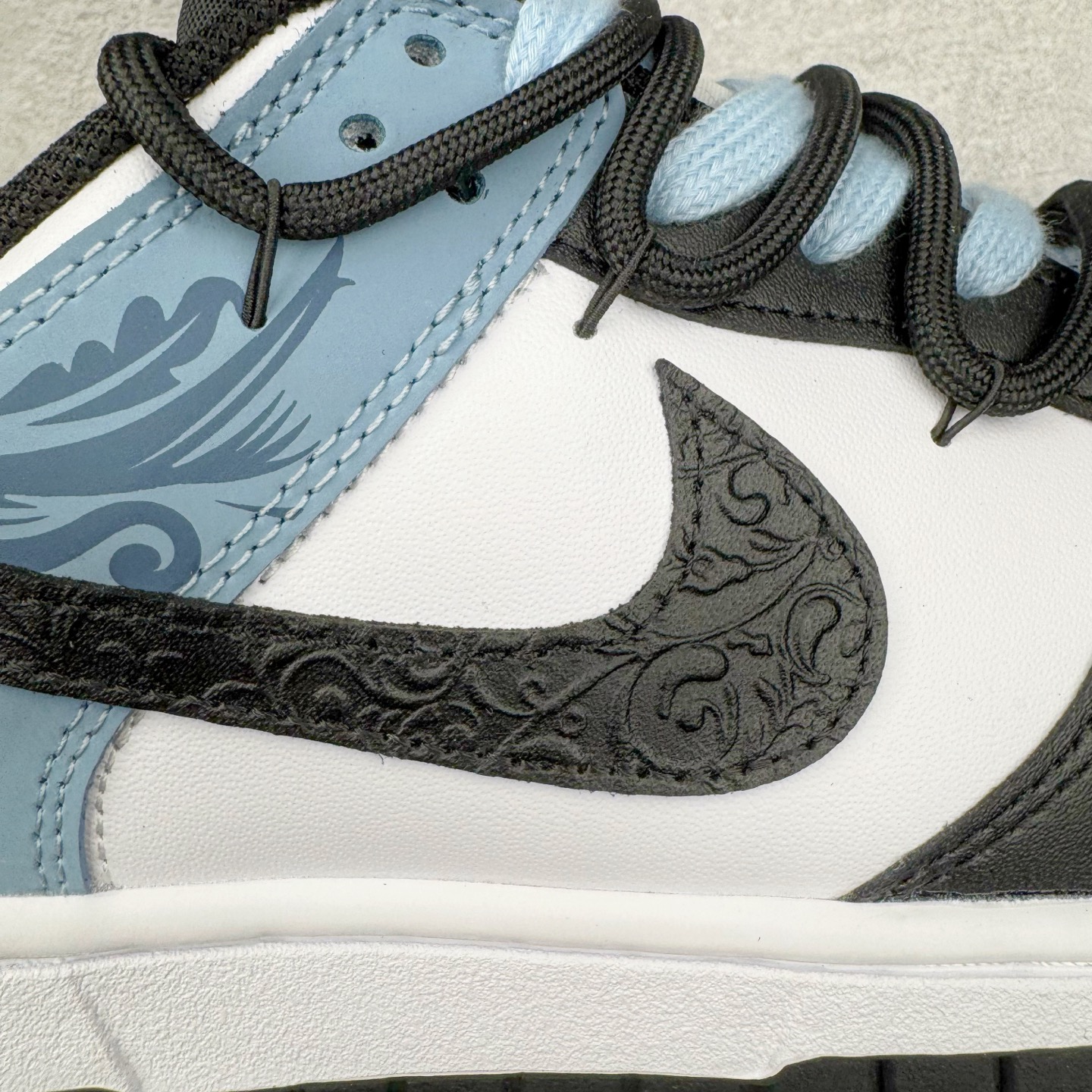 图片[18]-＃YC纯原 NK Dunk Low 山海经 赢鱼 DD1503-101 此款以鞋面化身山海画卷，大面积白色如汹涌浪花，流动的淡蓝水纹暗涌于黑白皮革之上，清晰的波浪纹理浮雕其上，如赢鱼破渊而出时荡开的洪荒涟漪。纯白中底托起墨黑鞋身，黑白为界，水纹如鳞，步步生澜。应用强烈的撞色对比，宣告永恒街头基因。定制系列天花板 无原鞋不开发 全系列得物原鞋一比一校对开发 配色持续更新中 终端对接 优势输出 全套原厂楦头原纸板数据档案倾力打造 原汁原味莞产 极致还原 圈内最强针车工艺 高端零售指定版 广东原厂配套原盒原标 鞋盒分三个尺码段 原厂冲刀 超高清洁度 全鞋零毛边皮料切割 采用原厂百宏鞋带以及原厂百宏织唛舌标 内标可供原厂几率过验 进口原装条纹中底布 四线拉帮白色点胶 原厂拉帮手法遵循公司 原厂电绣 极致还原 尺码：36 36.5 37.5 38 38.5 39 40 40.5 41 42 42.5 43 44 44.5 45 46-选品中心