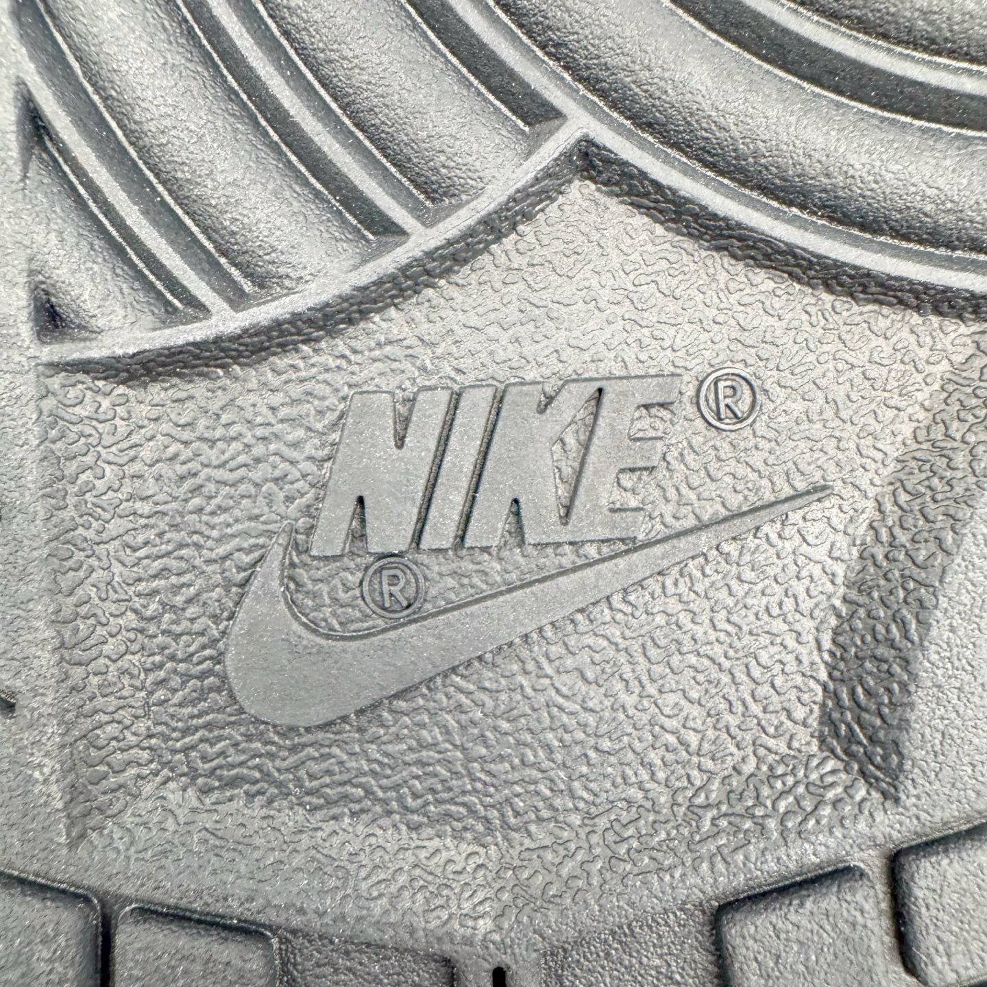 图片[21]-＃YC纯原 NK Dunk Low 山海经 赢鱼 DD1503-101 此款以鞋面化身山海画卷，大面积白色如汹涌浪花，流动的淡蓝水纹暗涌于黑白皮革之上，清晰的波浪纹理浮雕其上，如赢鱼破渊而出时荡开的洪荒涟漪。纯白中底托起墨黑鞋身，黑白为界，水纹如鳞，步步生澜。应用强烈的撞色对比，宣告永恒街头基因。定制系列天花板 无原鞋不开发 全系列得物原鞋一比一校对开发 配色持续更新中 终端对接 优势输出 全套原厂楦头原纸板数据档案倾力打造 原汁原味莞产 极致还原 圈内最强针车工艺 高端零售指定版 广东原厂配套原盒原标 鞋盒分三个尺码段 原厂冲刀 超高清洁度 全鞋零毛边皮料切割 采用原厂百宏鞋带以及原厂百宏织唛舌标 内标可供原厂几率过验 进口原装条纹中底布 四线拉帮白色点胶 原厂拉帮手法遵循公司 原厂电绣 极致还原 尺码：36 36.5 37.5 38 38.5 39 40 40.5 41 42 42.5 43 44 44.5 45 46-选品中心