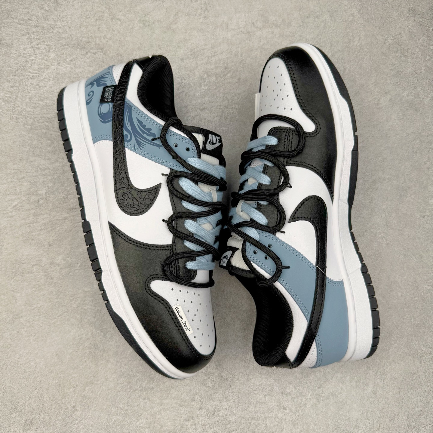 图片[3]-＃YC纯原 NK Dunk Low 山海经 赢鱼 DD1503-101 此款以鞋面化身山海画卷，大面积白色如汹涌浪花，流动的淡蓝水纹暗涌于黑白皮革之上，清晰的波浪纹理浮雕其上，如赢鱼破渊而出时荡开的洪荒涟漪。纯白中底托起墨黑鞋身，黑白为界，水纹如鳞，步步生澜。应用强烈的撞色对比，宣告永恒街头基因。定制系列天花板 无原鞋不开发 全系列得物原鞋一比一校对开发 配色持续更新中 终端对接 优势输出 全套原厂楦头原纸板数据档案倾力打造 原汁原味莞产 极致还原 圈内最强针车工艺 高端零售指定版 广东原厂配套原盒原标 鞋盒分三个尺码段 原厂冲刀 超高清洁度 全鞋零毛边皮料切割 采用原厂百宏鞋带以及原厂百宏织唛舌标 内标可供原厂几率过验 进口原装条纹中底布 四线拉帮白色点胶 原厂拉帮手法遵循公司 原厂电绣 极致还原 尺码：36 36.5 37.5 38 38.5 39 40 40.5 41 42 42.5 43 44 44.5 45 46-选品中心