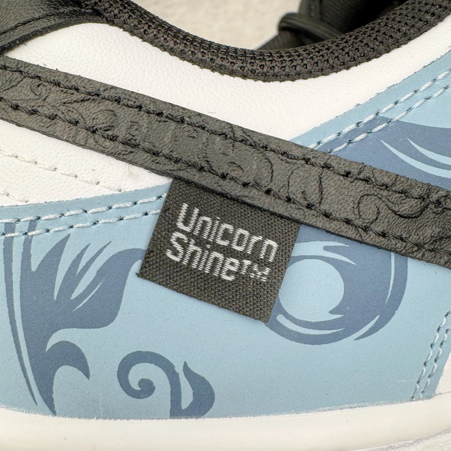 图片[17]-＃YC纯原 NK Dunk Low 山海经 赢鱼 DD1503-101 此款以鞋面化身山海画卷，大面积白色如汹涌浪花，流动的淡蓝水纹暗涌于黑白皮革之上，清晰的波浪纹理浮雕其上，如赢鱼破渊而出时荡开的洪荒涟漪。纯白中底托起墨黑鞋身，黑白为界，水纹如鳞，步步生澜。应用强烈的撞色对比，宣告永恒街头基因。定制系列天花板 无原鞋不开发 全系列得物原鞋一比一校对开发 配色持续更新中 终端对接 优势输出 全套原厂楦头原纸板数据档案倾力打造 原汁原味莞产 极致还原 圈内最强针车工艺 高端零售指定版 广东原厂配套原盒原标 鞋盒分三个尺码段 原厂冲刀 超高清洁度 全鞋零毛边皮料切割 采用原厂百宏鞋带以及原厂百宏织唛舌标 内标可供原厂几率过验 进口原装条纹中底布 四线拉帮白色点胶 原厂拉帮手法遵循公司 原厂电绣 极致还原 尺码：36 36.5 37.5 38 38.5 39 40 40.5 41 42 42.5 43 44 44.5 45 46-选品中心