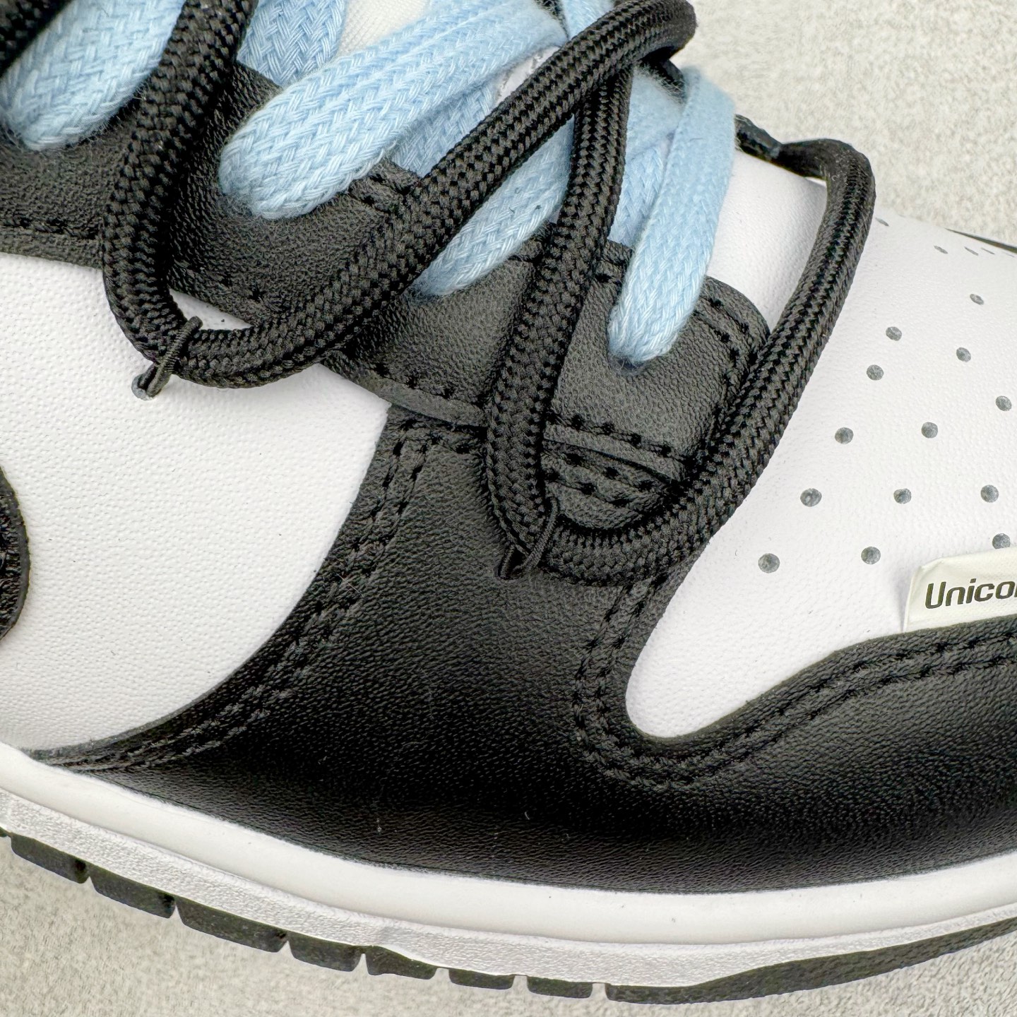 图片[19]-＃YC纯原 NK Dunk Low 山海经 赢鱼 DD1503-101 此款以鞋面化身山海画卷，大面积白色如汹涌浪花，流动的淡蓝水纹暗涌于黑白皮革之上，清晰的波浪纹理浮雕其上，如赢鱼破渊而出时荡开的洪荒涟漪。纯白中底托起墨黑鞋身，黑白为界，水纹如鳞，步步生澜。应用强烈的撞色对比，宣告永恒街头基因。定制系列天花板 无原鞋不开发 全系列得物原鞋一比一校对开发 配色持续更新中 终端对接 优势输出 全套原厂楦头原纸板数据档案倾力打造 原汁原味莞产 极致还原 圈内最强针车工艺 高端零售指定版 广东原厂配套原盒原标 鞋盒分三个尺码段 原厂冲刀 超高清洁度 全鞋零毛边皮料切割 采用原厂百宏鞋带以及原厂百宏织唛舌标 内标可供原厂几率过验 进口原装条纹中底布 四线拉帮白色点胶 原厂拉帮手法遵循公司 原厂电绣 极致还原 尺码：36 36.5 37.5 38 38.5 39 40 40.5 41 42 42.5 43 44 44.5 45 46-选品中心