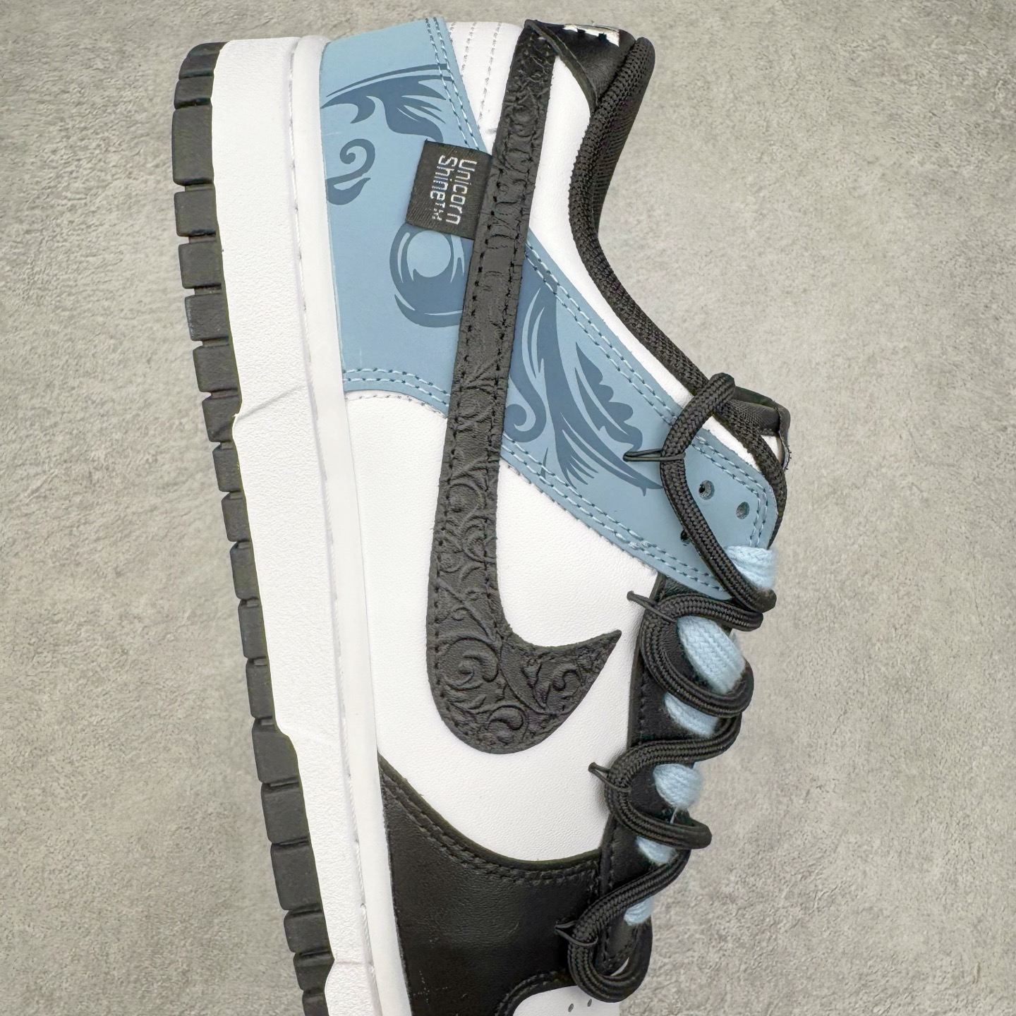 图片[6]-＃YC纯原 NK Dunk Low 山海经 赢鱼 DD1503-101 此款以鞋面化身山海画卷，大面积白色如汹涌浪花，流动的淡蓝水纹暗涌于黑白皮革之上，清晰的波浪纹理浮雕其上，如赢鱼破渊而出时荡开的洪荒涟漪。纯白中底托起墨黑鞋身，黑白为界，水纹如鳞，步步生澜。应用强烈的撞色对比，宣告永恒街头基因。定制系列天花板 无原鞋不开发 全系列得物原鞋一比一校对开发 配色持续更新中 终端对接 优势输出 全套原厂楦头原纸板数据档案倾力打造 原汁原味莞产 极致还原 圈内最强针车工艺 高端零售指定版 广东原厂配套原盒原标 鞋盒分三个尺码段 原厂冲刀 超高清洁度 全鞋零毛边皮料切割 采用原厂百宏鞋带以及原厂百宏织唛舌标 内标可供原厂几率过验 进口原装条纹中底布 四线拉帮白色点胶 原厂拉帮手法遵循公司 原厂电绣 极致还原 尺码：36 36.5 37.5 38 38.5 39 40 40.5 41 42 42.5 43 44 44.5 45 46-选品中心