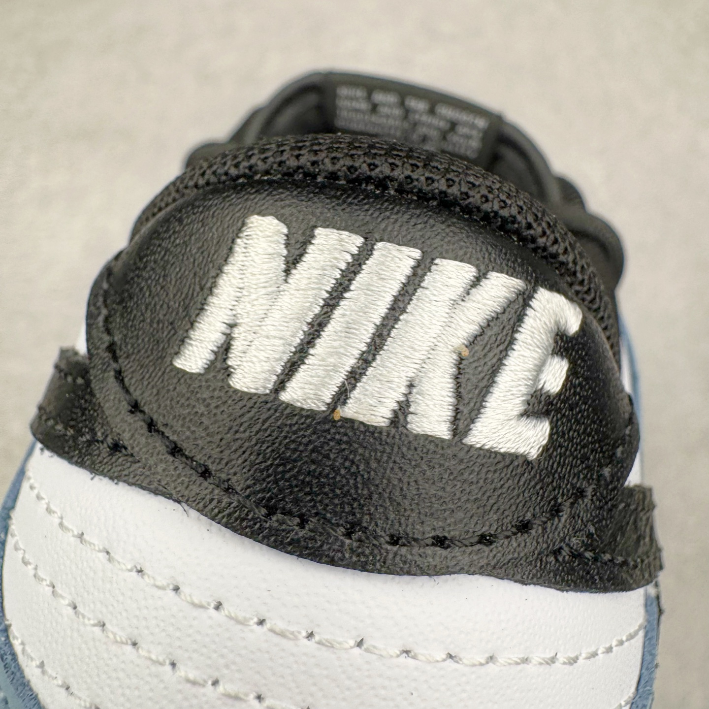 图片[16]-＃YC纯原 NK Dunk Low 山海经 赢鱼 DD1503-101 此款以鞋面化身山海画卷，大面积白色如汹涌浪花，流动的淡蓝水纹暗涌于黑白皮革之上，清晰的波浪纹理浮雕其上，如赢鱼破渊而出时荡开的洪荒涟漪。纯白中底托起墨黑鞋身，黑白为界，水纹如鳞，步步生澜。应用强烈的撞色对比，宣告永恒街头基因。定制系列天花板 无原鞋不开发 全系列得物原鞋一比一校对开发 配色持续更新中 终端对接 优势输出 全套原厂楦头原纸板数据档案倾力打造 原汁原味莞产 极致还原 圈内最强针车工艺 高端零售指定版 广东原厂配套原盒原标 鞋盒分三个尺码段 原厂冲刀 超高清洁度 全鞋零毛边皮料切割 采用原厂百宏鞋带以及原厂百宏织唛舌标 内标可供原厂几率过验 进口原装条纹中底布 四线拉帮白色点胶 原厂拉帮手法遵循公司 原厂电绣 极致还原 尺码：36 36.5 37.5 38 38.5 39 40 40.5 41 42 42.5 43 44 44.5 45 46-选品中心