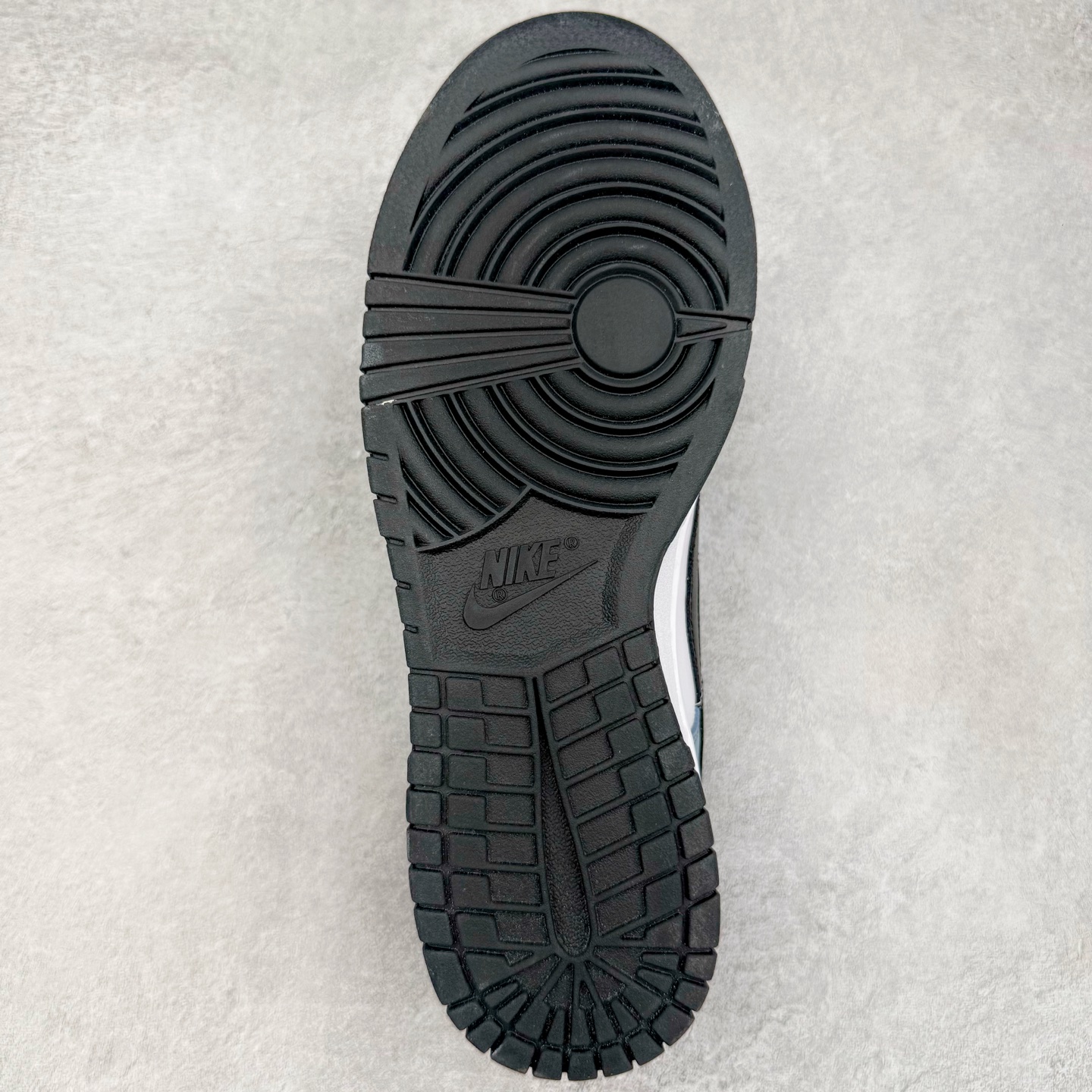 图片[9]-＃YC纯原 NK Dunk Low 山海经 赢鱼 DD1503-101 此款以鞋面化身山海画卷，大面积白色如汹涌浪花，流动的淡蓝水纹暗涌于黑白皮革之上，清晰的波浪纹理浮雕其上，如赢鱼破渊而出时荡开的洪荒涟漪。纯白中底托起墨黑鞋身，黑白为界，水纹如鳞，步步生澜。应用强烈的撞色对比，宣告永恒街头基因。定制系列天花板 无原鞋不开发 全系列得物原鞋一比一校对开发 配色持续更新中 终端对接 优势输出 全套原厂楦头原纸板数据档案倾力打造 原汁原味莞产 极致还原 圈内最强针车工艺 高端零售指定版 广东原厂配套原盒原标 鞋盒分三个尺码段 原厂冲刀 超高清洁度 全鞋零毛边皮料切割 采用原厂百宏鞋带以及原厂百宏织唛舌标 内标可供原厂几率过验 进口原装条纹中底布 四线拉帮白色点胶 原厂拉帮手法遵循公司 原厂电绣 极致还原 尺码：36 36.5 37.5 38 38.5 39 40 40.5 41 42 42.5 43 44 44.5 45 46-选品中心