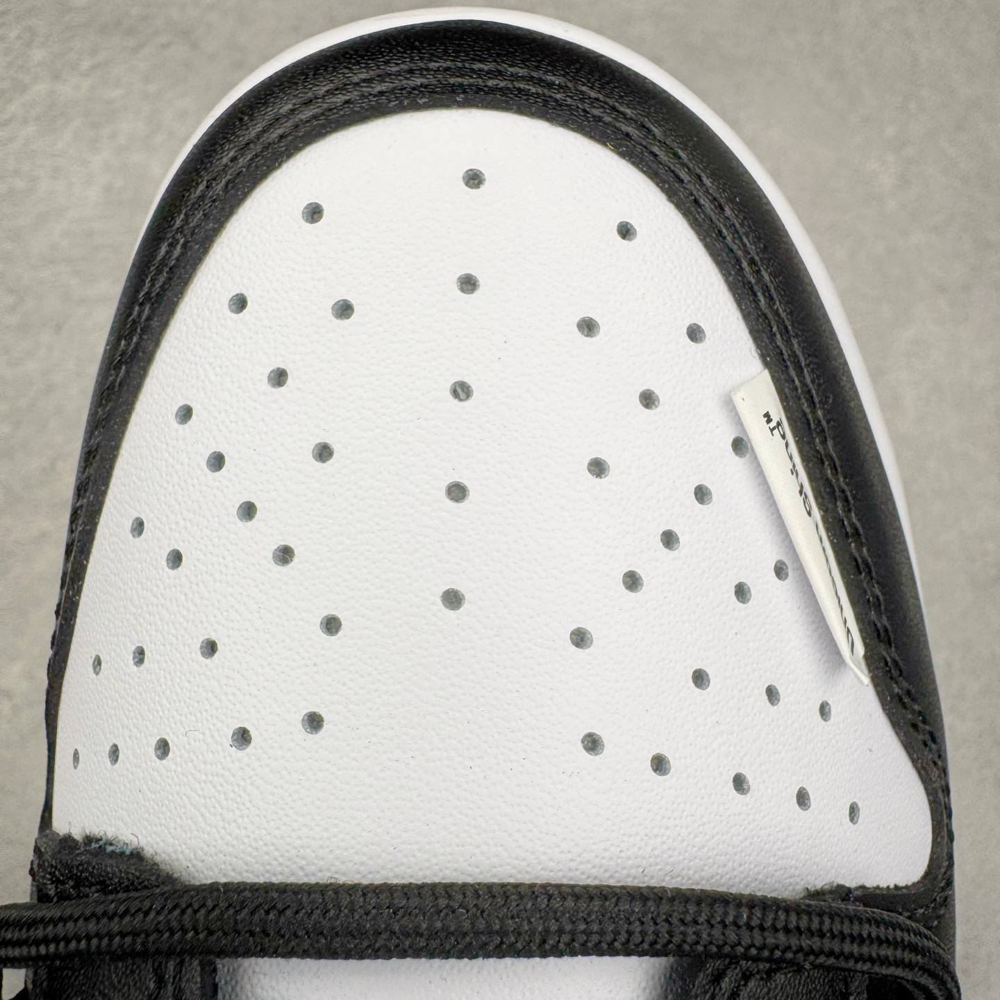 图片[15]-＃YC纯原 NK Dunk Low 山海经 赢鱼 DD1503-101 此款以鞋面化身山海画卷，大面积白色如汹涌浪花，流动的淡蓝水纹暗涌于黑白皮革之上，清晰的波浪纹理浮雕其上，如赢鱼破渊而出时荡开的洪荒涟漪。纯白中底托起墨黑鞋身，黑白为界，水纹如鳞，步步生澜。应用强烈的撞色对比，宣告永恒街头基因。定制系列天花板 无原鞋不开发 全系列得物原鞋一比一校对开发 配色持续更新中 终端对接 优势输出 全套原厂楦头原纸板数据档案倾力打造 原汁原味莞产 极致还原 圈内最强针车工艺 高端零售指定版 广东原厂配套原盒原标 鞋盒分三个尺码段 原厂冲刀 超高清洁度 全鞋零毛边皮料切割 采用原厂百宏鞋带以及原厂百宏织唛舌标 内标可供原厂几率过验 进口原装条纹中底布 四线拉帮白色点胶 原厂拉帮手法遵循公司 原厂电绣 极致还原 尺码：36 36.5 37.5 38 38.5 39 40 40.5 41 42 42.5 43 44 44.5 45 46-选品中心