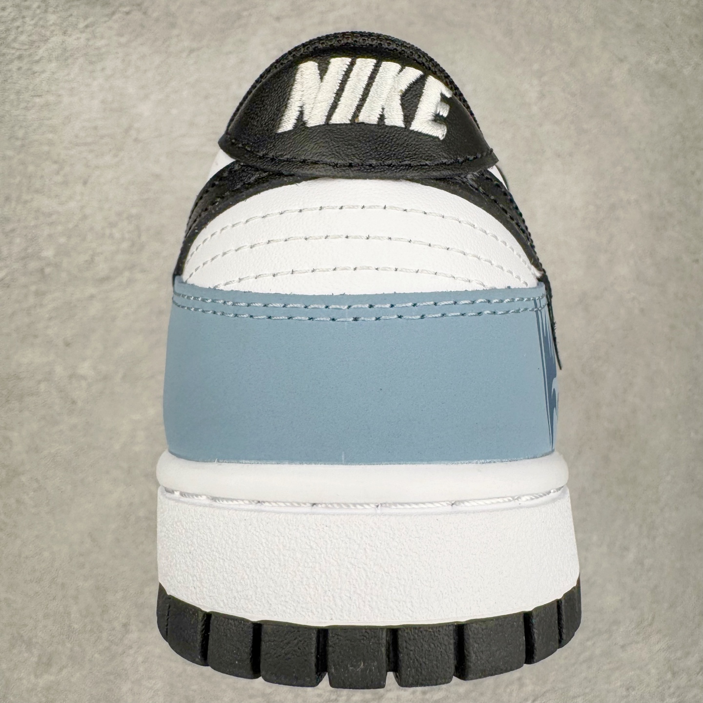 图片[8]-＃YC纯原 NK Dunk Low 山海经 赢鱼 DD1503-101 此款以鞋面化身山海画卷，大面积白色如汹涌浪花，流动的淡蓝水纹暗涌于黑白皮革之上，清晰的波浪纹理浮雕其上，如赢鱼破渊而出时荡开的洪荒涟漪。纯白中底托起墨黑鞋身，黑白为界，水纹如鳞，步步生澜。应用强烈的撞色对比，宣告永恒街头基因。定制系列天花板 无原鞋不开发 全系列得物原鞋一比一校对开发 配色持续更新中 终端对接 优势输出 全套原厂楦头原纸板数据档案倾力打造 原汁原味莞产 极致还原 圈内最强针车工艺 高端零售指定版 广东原厂配套原盒原标 鞋盒分三个尺码段 原厂冲刀 超高清洁度 全鞋零毛边皮料切割 采用原厂百宏鞋带以及原厂百宏织唛舌标 内标可供原厂几率过验 进口原装条纹中底布 四线拉帮白色点胶 原厂拉帮手法遵循公司 原厂电绣 极致还原 尺码：36 36.5 37.5 38 38.5 39 40 40.5 41 42 42.5 43 44 44.5 45 46-选品中心