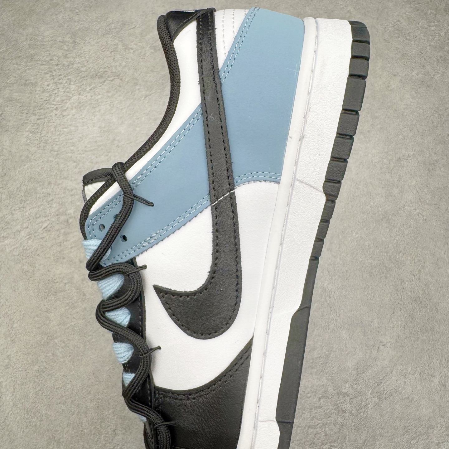 图片[7]-＃YC纯原 NK Dunk Low 山海经 赢鱼 DD1503-101 此款以鞋面化身山海画卷，大面积白色如汹涌浪花，流动的淡蓝水纹暗涌于黑白皮革之上，清晰的波浪纹理浮雕其上，如赢鱼破渊而出时荡开的洪荒涟漪。纯白中底托起墨黑鞋身，黑白为界，水纹如鳞，步步生澜。应用强烈的撞色对比，宣告永恒街头基因。定制系列天花板 无原鞋不开发 全系列得物原鞋一比一校对开发 配色持续更新中 终端对接 优势输出 全套原厂楦头原纸板数据档案倾力打造 原汁原味莞产 极致还原 圈内最强针车工艺 高端零售指定版 广东原厂配套原盒原标 鞋盒分三个尺码段 原厂冲刀 超高清洁度 全鞋零毛边皮料切割 采用原厂百宏鞋带以及原厂百宏织唛舌标 内标可供原厂几率过验 进口原装条纹中底布 四线拉帮白色点胶 原厂拉帮手法遵循公司 原厂电绣 极致还原 尺码：36 36.5 37.5 38 38.5 39 40 40.5 41 42 42.5 43 44 44.5 45 46-选品中心