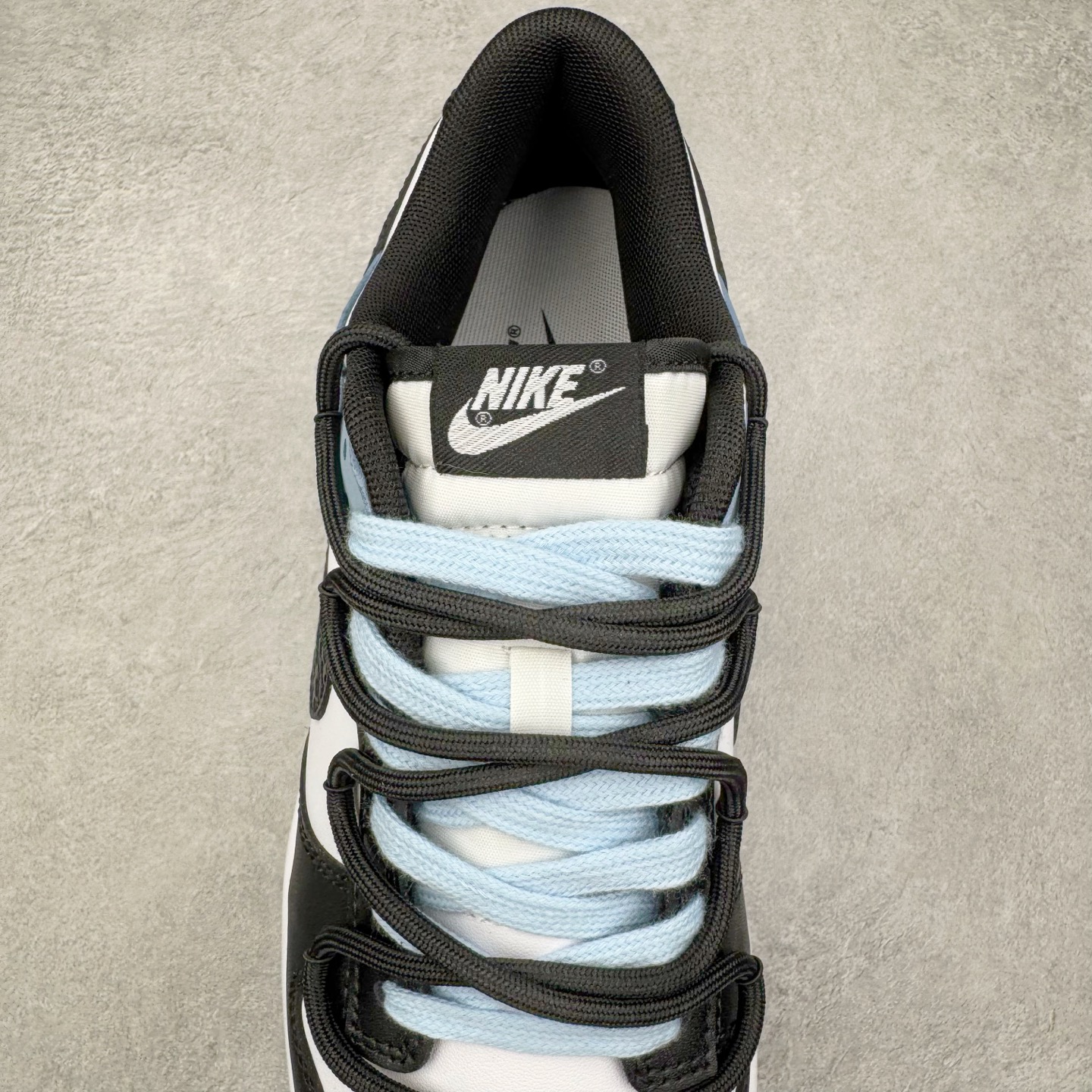 图片[5]-＃YC纯原 NK Dunk Low 山海经 赢鱼 DD1503-101 此款以鞋面化身山海画卷，大面积白色如汹涌浪花，流动的淡蓝水纹暗涌于黑白皮革之上，清晰的波浪纹理浮雕其上，如赢鱼破渊而出时荡开的洪荒涟漪。纯白中底托起墨黑鞋身，黑白为界，水纹如鳞，步步生澜。应用强烈的撞色对比，宣告永恒街头基因。定制系列天花板 无原鞋不开发 全系列得物原鞋一比一校对开发 配色持续更新中 终端对接 优势输出 全套原厂楦头原纸板数据档案倾力打造 原汁原味莞产 极致还原 圈内最强针车工艺 高端零售指定版 广东原厂配套原盒原标 鞋盒分三个尺码段 原厂冲刀 超高清洁度 全鞋零毛边皮料切割 采用原厂百宏鞋带以及原厂百宏织唛舌标 内标可供原厂几率过验 进口原装条纹中底布 四线拉帮白色点胶 原厂拉帮手法遵循公司 原厂电绣 极致还原 尺码：36 36.5 37.5 38 38.5 39 40 40.5 41 42 42.5 43 44 44.5 45 46-选品中心