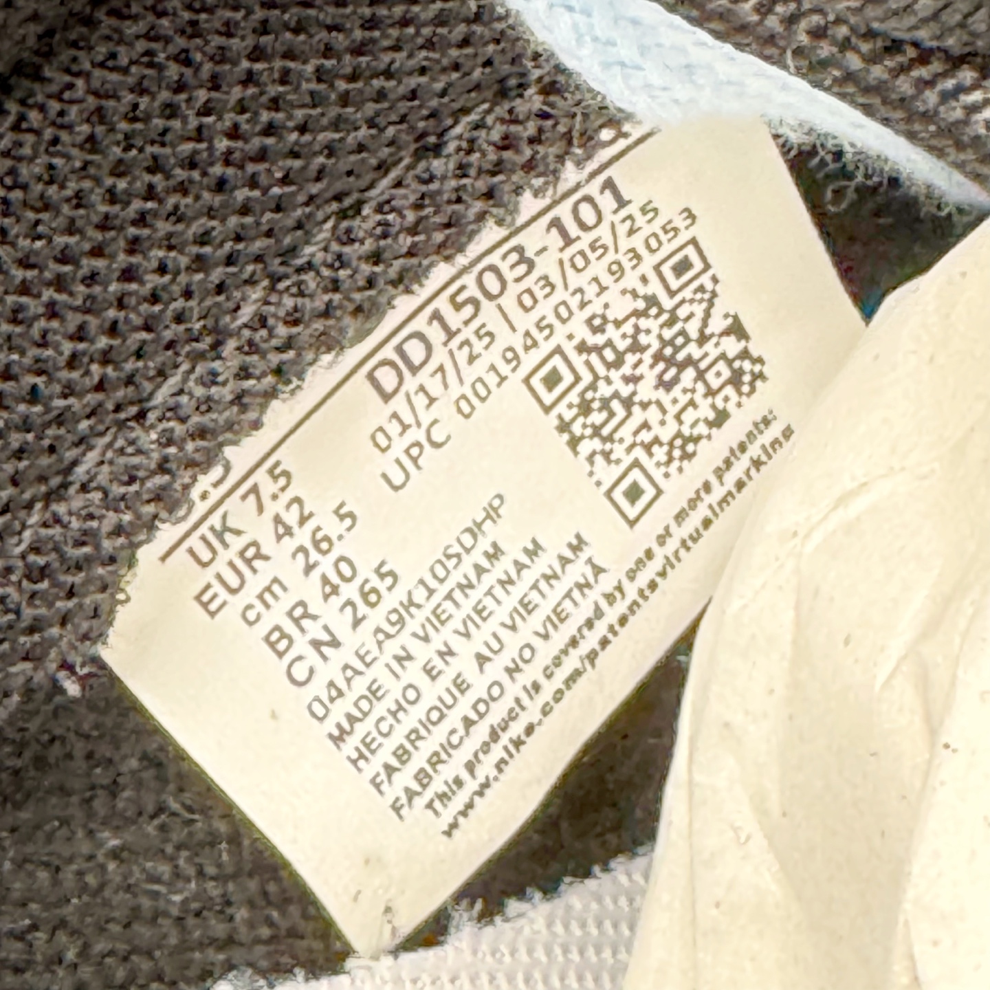 图片[10]-＃YC纯原 NK Dunk Low 山海经 赢鱼 DD1503-101 此款以鞋面化身山海画卷，大面积白色如汹涌浪花，流动的淡蓝水纹暗涌于黑白皮革之上，清晰的波浪纹理浮雕其上，如赢鱼破渊而出时荡开的洪荒涟漪。纯白中底托起墨黑鞋身，黑白为界，水纹如鳞，步步生澜。应用强烈的撞色对比，宣告永恒街头基因。定制系列天花板 无原鞋不开发 全系列得物原鞋一比一校对开发 配色持续更新中 终端对接 优势输出 全套原厂楦头原纸板数据档案倾力打造 原汁原味莞产 极致还原 圈内最强针车工艺 高端零售指定版 广东原厂配套原盒原标 鞋盒分三个尺码段 原厂冲刀 超高清洁度 全鞋零毛边皮料切割 采用原厂百宏鞋带以及原厂百宏织唛舌标 内标可供原厂几率过验 进口原装条纹中底布 四线拉帮白色点胶 原厂拉帮手法遵循公司 原厂电绣 极致还原 尺码：36 36.5 37.5 38 38.5 39 40 40.5 41 42 42.5 43 44 44.5 45 46-选品中心