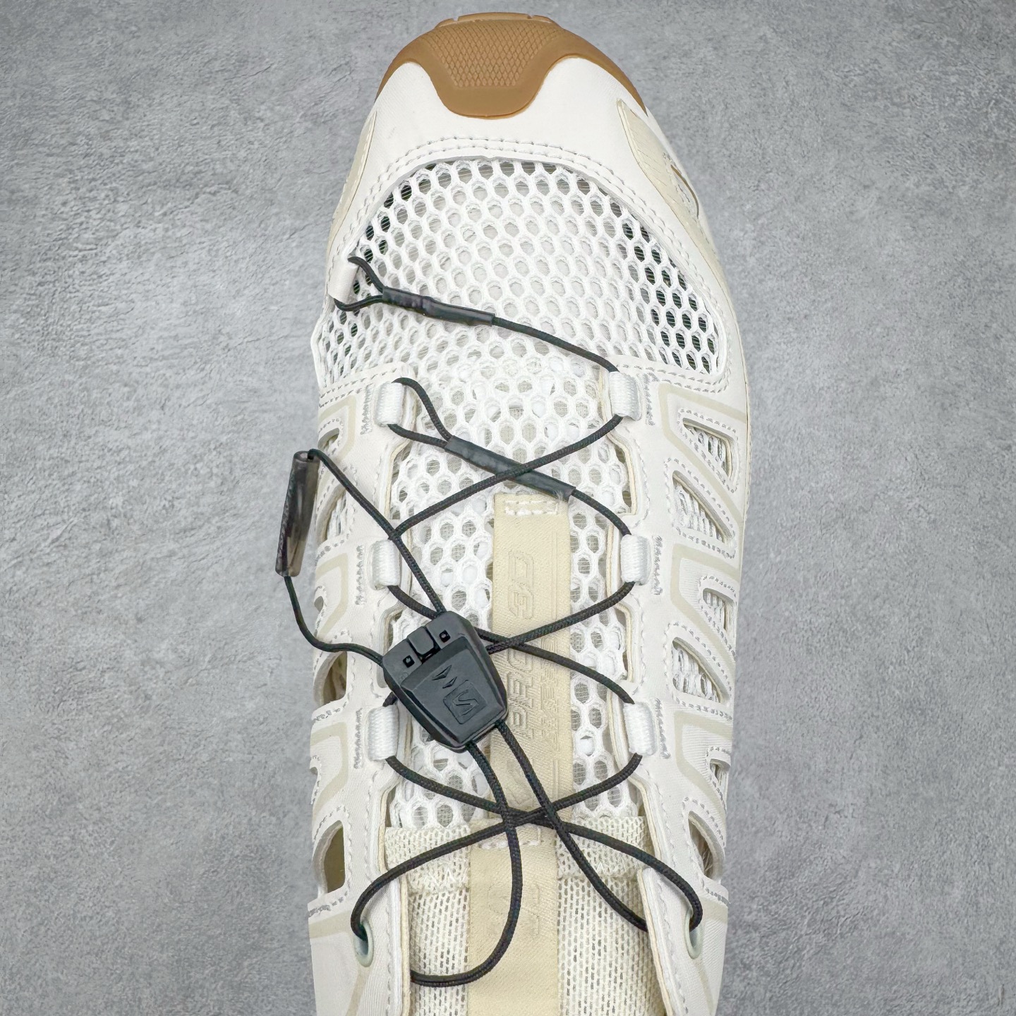 图片[4]-＃HP纯原 SALOMON XA Pro 3D AMPHIB 萨洛蒙潮流越野机能户外功能鞋 虎扑平台特供订单 耗时半年巨作 全套原纸板楦头开发 原厂特供网布配套加持 确保原汁原味 完美呈现版型 原档数据独家私模五层组合大底 男女鞋同步官方开发至46.5 原装Ortholite轻量化鞋垫 中底布带钢印编号 原厂TPU锁扣 进口港宝加持 后跟自然饱满 还原公司包裹性 鞋面采用SENSIFT贴合技术 全方位贴合包裹脚型 鞋跟部鞋底牵引设计 提供强大的抓地性能 更适应野外崎岖不平的道路 其3D ADVANCED CHASSIS底盘 材料轻量大化 钉齿设计更具稳定性 防护性 鞋底易磨损区运用CONTAGRIP高耐磨材料 应对城市硬质路面长距离跑考验 尺码：36 36.5 37.5 38 38.5 39 40 40.5 41 42 42.5 43 44 44.5 45 46 46.5-选品中心