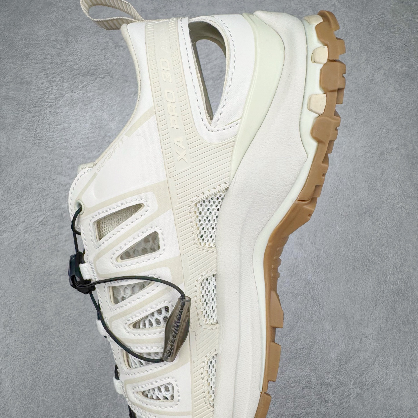 图片[7]-＃HP纯原 SALOMON XA Pro 3D AMPHIB 萨洛蒙潮流越野机能户外功能鞋 虎扑平台特供订单 耗时半年巨作 全套原纸板楦头开发 原厂特供网布配套加持 确保原汁原味 完美呈现版型 原档数据独家私模五层组合大底 男女鞋同步官方开发至46.5 原装Ortholite轻量化鞋垫 中底布带钢印编号 原厂TPU锁扣 进口港宝加持 后跟自然饱满 还原公司包裹性 鞋面采用SENSIFT贴合技术 全方位贴合包裹脚型 鞋跟部鞋底牵引设计 提供强大的抓地性能 更适应野外崎岖不平的道路 其3D ADVANCED CHASSIS底盘 材料轻量大化 钉齿设计更具稳定性 防护性 鞋底易磨损区运用CONTAGRIP高耐磨材料 应对城市硬质路面长距离跑考验 尺码：36 36.5 37.5 38 38.5 39 40 40.5 41 42 42.5 43 44 44.5 45 46 46.5-选品中心