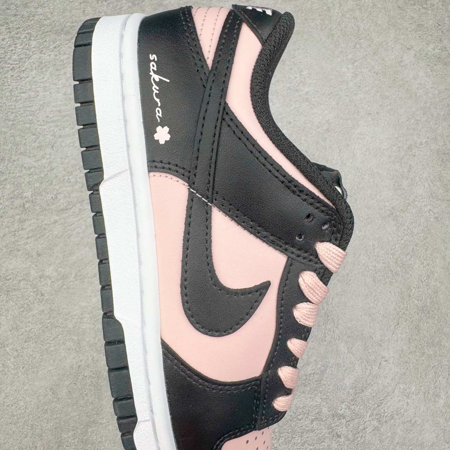 图片[6]-＃YC纯原 NK Dunk Low 芝樱 DD1391-100 粉若初绽芝樱，温柔包裹足尖，诉说着夏日湖畔的浪漫；黑如沉静富士，勾勒出标志性的刚毅轮廓，暗藏山峦的永恒力量。侧畔那抹樱粉“Sakura”刺绣，是风中轻舞的樱花之魂，是樱吹雪落下的签名。让粉与黑的碰撞，演绎又甜又飒的双面魅力。每一步，都是对富士山下芝樱花海的诗意奔赴，既是风景，亦是心境。定制系列天花板 无原鞋不开发 全系列得物原鞋一比一校对开发 配色持续更新中 终端对接 优势输出 全套原厂楦头原纸板数据档案倾力打造 原汁原味莞产 极致还原 圈内最强针车工艺 高端零售指定版 广东原厂配套原盒原标 鞋盒分三个尺码段 原厂冲刀 超高清洁度 全鞋零毛边皮料切割 采用原厂百宏鞋带以及原厂百宏织唛舌标 内标可供原厂几率过验 进口原装条纹中底布 四线拉帮白色点胶 原厂拉帮手法遵循公司 原厂电绣 极致还原 尺码：36 36.5 37.5 38 38.5 39 40 40.5 41 42 42.5 43 44 44.5 45 46-选品中心