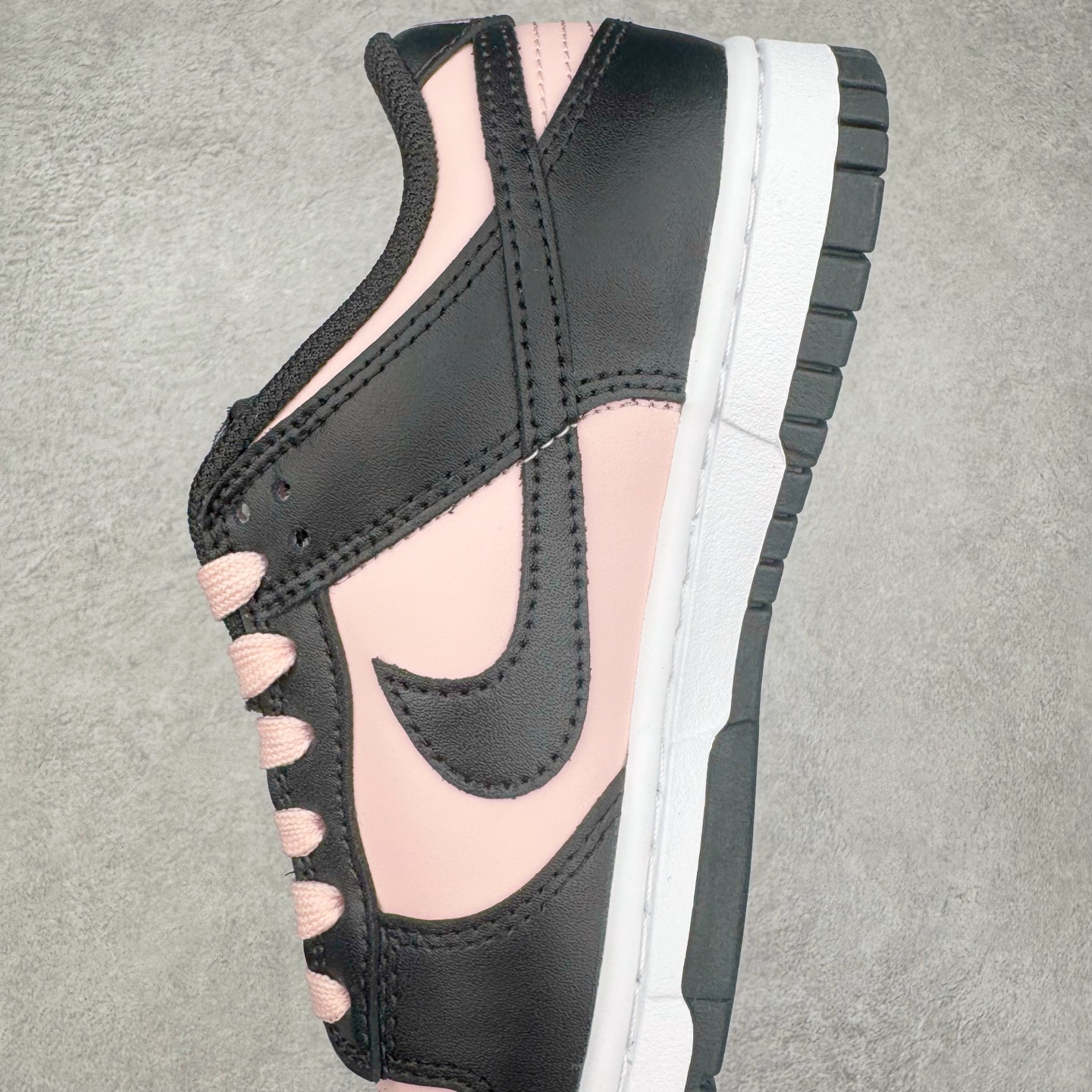 图片[7]-＃YC纯原 NK Dunk Low 芝樱 DD1391-100 粉若初绽芝樱，温柔包裹足尖，诉说着夏日湖畔的浪漫；黑如沉静富士，勾勒出标志性的刚毅轮廓，暗藏山峦的永恒力量。侧畔那抹樱粉“Sakura”刺绣，是风中轻舞的樱花之魂，是樱吹雪落下的签名。让粉与黑的碰撞，演绎又甜又飒的双面魅力。每一步，都是对富士山下芝樱花海的诗意奔赴，既是风景，亦是心境。定制系列天花板 无原鞋不开发 全系列得物原鞋一比一校对开发 配色持续更新中 终端对接 优势输出 全套原厂楦头原纸板数据档案倾力打造 原汁原味莞产 极致还原 圈内最强针车工艺 高端零售指定版 广东原厂配套原盒原标 鞋盒分三个尺码段 原厂冲刀 超高清洁度 全鞋零毛边皮料切割 采用原厂百宏鞋带以及原厂百宏织唛舌标 内标可供原厂几率过验 进口原装条纹中底布 四线拉帮白色点胶 原厂拉帮手法遵循公司 原厂电绣 极致还原 尺码：36 36.5 37.5 38 38.5 39 40 40.5 41 42 42.5 43 44 44.5 45 46-选品中心