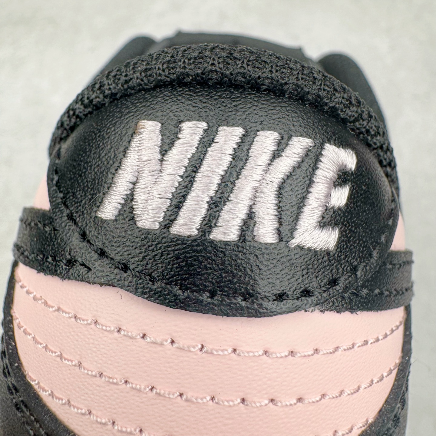 图片[17]-＃YC纯原 NK Dunk Low 芝樱 DD1391-100 粉若初绽芝樱，温柔包裹足尖，诉说着夏日湖畔的浪漫；黑如沉静富士，勾勒出标志性的刚毅轮廓，暗藏山峦的永恒力量。侧畔那抹樱粉“Sakura”刺绣，是风中轻舞的樱花之魂，是樱吹雪落下的签名。让粉与黑的碰撞，演绎又甜又飒的双面魅力。每一步，都是对富士山下芝樱花海的诗意奔赴，既是风景，亦是心境。定制系列天花板 无原鞋不开发 全系列得物原鞋一比一校对开发 配色持续更新中 终端对接 优势输出 全套原厂楦头原纸板数据档案倾力打造 原汁原味莞产 极致还原 圈内最强针车工艺 高端零售指定版 广东原厂配套原盒原标 鞋盒分三个尺码段 原厂冲刀 超高清洁度 全鞋零毛边皮料切割 采用原厂百宏鞋带以及原厂百宏织唛舌标 内标可供原厂几率过验 进口原装条纹中底布 四线拉帮白色点胶 原厂拉帮手法遵循公司 原厂电绣 极致还原 尺码：36 36.5 37.5 38 38.5 39 40 40.5 41 42 42.5 43 44 44.5 45 46-选品中心