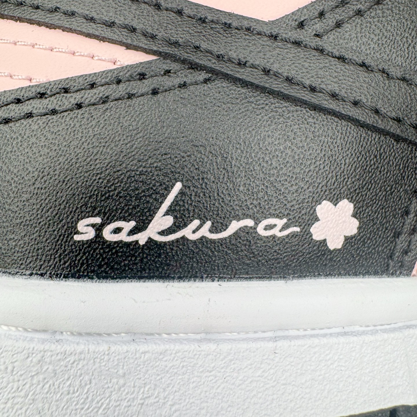 图片[18]-＃YC纯原 NK Dunk Low 芝樱 DD1391-100 粉若初绽芝樱，温柔包裹足尖，诉说着夏日湖畔的浪漫；黑如沉静富士，勾勒出标志性的刚毅轮廓，暗藏山峦的永恒力量。侧畔那抹樱粉“Sakura”刺绣，是风中轻舞的樱花之魂，是樱吹雪落下的签名。让粉与黑的碰撞，演绎又甜又飒的双面魅力。每一步，都是对富士山下芝樱花海的诗意奔赴，既是风景，亦是心境。定制系列天花板 无原鞋不开发 全系列得物原鞋一比一校对开发 配色持续更新中 终端对接 优势输出 全套原厂楦头原纸板数据档案倾力打造 原汁原味莞产 极致还原 圈内最强针车工艺 高端零售指定版 广东原厂配套原盒原标 鞋盒分三个尺码段 原厂冲刀 超高清洁度 全鞋零毛边皮料切割 采用原厂百宏鞋带以及原厂百宏织唛舌标 内标可供原厂几率过验 进口原装条纹中底布 四线拉帮白色点胶 原厂拉帮手法遵循公司 原厂电绣 极致还原 尺码：36 36.5 37.5 38 38.5 39 40 40.5 41 42 42.5 43 44 44.5 45 46-选品中心