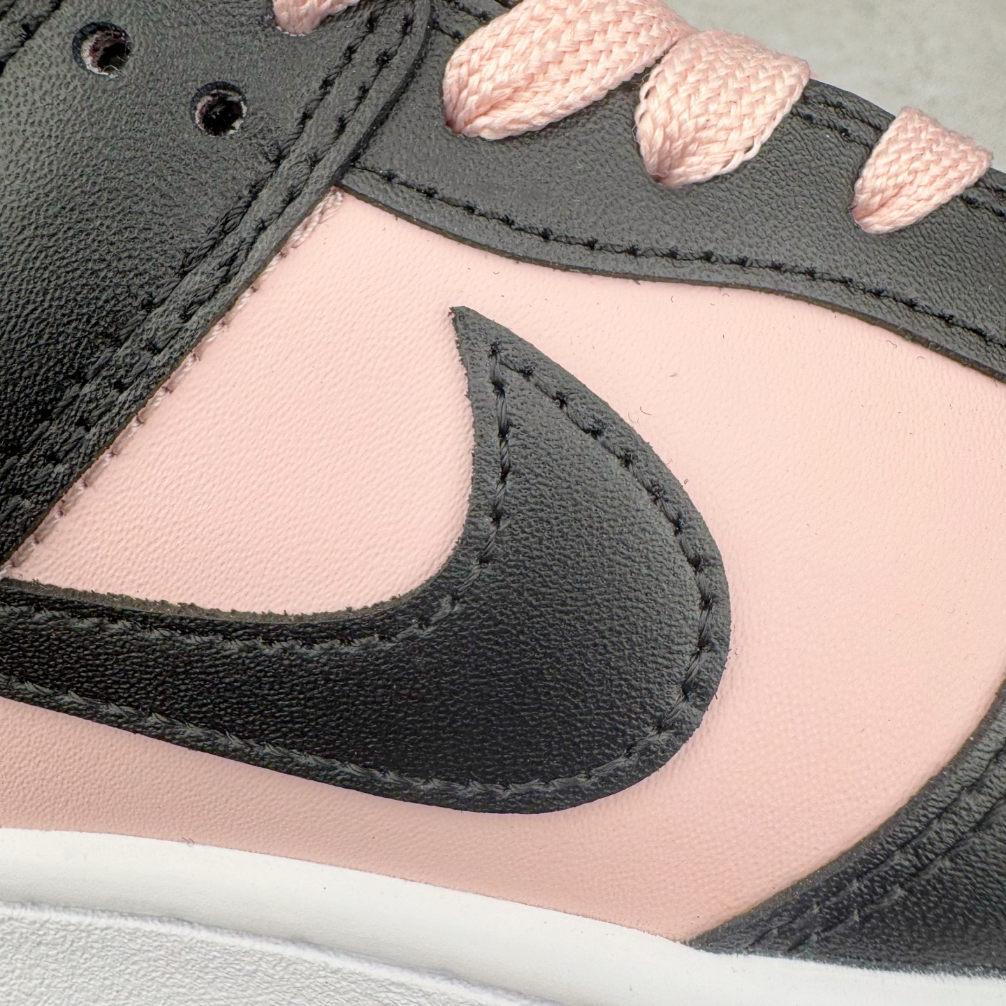 图片[14]-＃YC纯原 NK Dunk Low 芝樱 DD1391-100 粉若初绽芝樱，温柔包裹足尖，诉说着夏日湖畔的浪漫；黑如沉静富士，勾勒出标志性的刚毅轮廓，暗藏山峦的永恒力量。侧畔那抹樱粉“Sakura”刺绣，是风中轻舞的樱花之魂，是樱吹雪落下的签名。让粉与黑的碰撞，演绎又甜又飒的双面魅力。每一步，都是对富士山下芝樱花海的诗意奔赴，既是风景，亦是心境。定制系列天花板 无原鞋不开发 全系列得物原鞋一比一校对开发 配色持续更新中 终端对接 优势输出 全套原厂楦头原纸板数据档案倾力打造 原汁原味莞产 极致还原 圈内最强针车工艺 高端零售指定版 广东原厂配套原盒原标 鞋盒分三个尺码段 原厂冲刀 超高清洁度 全鞋零毛边皮料切割 采用原厂百宏鞋带以及原厂百宏织唛舌标 内标可供原厂几率过验 进口原装条纹中底布 四线拉帮白色点胶 原厂拉帮手法遵循公司 原厂电绣 极致还原 尺码：36 36.5 37.5 38 38.5 39 40 40.5 41 42 42.5 43 44 44.5 45 46-选品中心