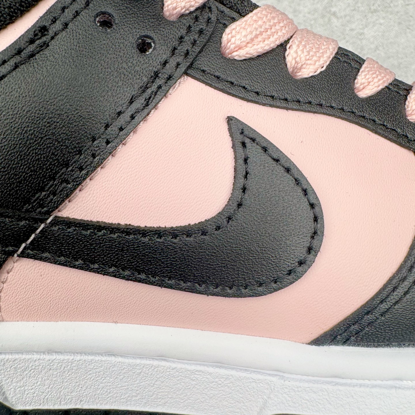 图片[19]-＃YC纯原 NK Dunk Low 芝樱 DD1391-100 粉若初绽芝樱，温柔包裹足尖，诉说着夏日湖畔的浪漫；黑如沉静富士，勾勒出标志性的刚毅轮廓，暗藏山峦的永恒力量。侧畔那抹樱粉“Sakura”刺绣，是风中轻舞的樱花之魂，是樱吹雪落下的签名。让粉与黑的碰撞，演绎又甜又飒的双面魅力。每一步，都是对富士山下芝樱花海的诗意奔赴，既是风景，亦是心境。定制系列天花板 无原鞋不开发 全系列得物原鞋一比一校对开发 配色持续更新中 终端对接 优势输出 全套原厂楦头原纸板数据档案倾力打造 原汁原味莞产 极致还原 圈内最强针车工艺 高端零售指定版 广东原厂配套原盒原标 鞋盒分三个尺码段 原厂冲刀 超高清洁度 全鞋零毛边皮料切割 采用原厂百宏鞋带以及原厂百宏织唛舌标 内标可供原厂几率过验 进口原装条纹中底布 四线拉帮白色点胶 原厂拉帮手法遵循公司 原厂电绣 极致还原 尺码：36 36.5 37.5 38 38.5 39 40 40.5 41 42 42.5 43 44 44.5 45 46-选品中心