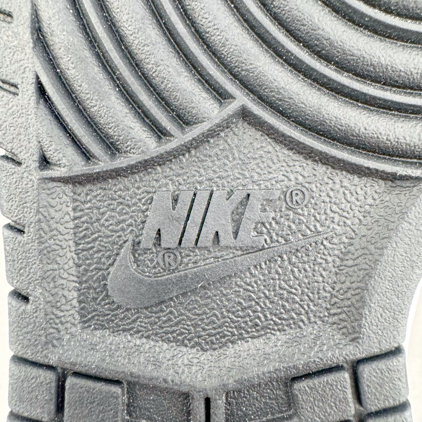 图片[20]-＃YC纯原 NK Dunk Low 芝樱 DD1391-100 粉若初绽芝樱，温柔包裹足尖，诉说着夏日湖畔的浪漫；黑如沉静富士，勾勒出标志性的刚毅轮廓，暗藏山峦的永恒力量。侧畔那抹樱粉“Sakura”刺绣，是风中轻舞的樱花之魂，是樱吹雪落下的签名。让粉与黑的碰撞，演绎又甜又飒的双面魅力。每一步，都是对富士山下芝樱花海的诗意奔赴，既是风景，亦是心境。定制系列天花板 无原鞋不开发 全系列得物原鞋一比一校对开发 配色持续更新中 终端对接 优势输出 全套原厂楦头原纸板数据档案倾力打造 原汁原味莞产 极致还原 圈内最强针车工艺 高端零售指定版 广东原厂配套原盒原标 鞋盒分三个尺码段 原厂冲刀 超高清洁度 全鞋零毛边皮料切割 采用原厂百宏鞋带以及原厂百宏织唛舌标 内标可供原厂几率过验 进口原装条纹中底布 四线拉帮白色点胶 原厂拉帮手法遵循公司 原厂电绣 极致还原 尺码：36 36.5 37.5 38 38.5 39 40 40.5 41 42 42.5 43 44 44.5 45 46-选品中心