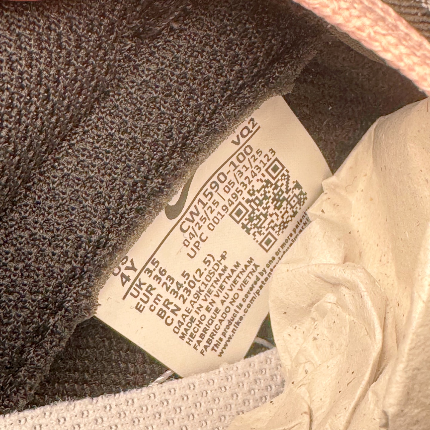 图片[12]-＃YC纯原 NK Dunk Low 芝樱 DD1391-100 粉若初绽芝樱，温柔包裹足尖，诉说着夏日湖畔的浪漫；黑如沉静富士，勾勒出标志性的刚毅轮廓，暗藏山峦的永恒力量。侧畔那抹樱粉“Sakura”刺绣，是风中轻舞的樱花之魂，是樱吹雪落下的签名。让粉与黑的碰撞，演绎又甜又飒的双面魅力。每一步，都是对富士山下芝樱花海的诗意奔赴，既是风景，亦是心境。定制系列天花板 无原鞋不开发 全系列得物原鞋一比一校对开发 配色持续更新中 终端对接 优势输出 全套原厂楦头原纸板数据档案倾力打造 原汁原味莞产 极致还原 圈内最强针车工艺 高端零售指定版 广东原厂配套原盒原标 鞋盒分三个尺码段 原厂冲刀 超高清洁度 全鞋零毛边皮料切割 采用原厂百宏鞋带以及原厂百宏织唛舌标 内标可供原厂几率过验 进口原装条纹中底布 四线拉帮白色点胶 原厂拉帮手法遵循公司 原厂电绣 极致还原 尺码：36 36.5 37.5 38 38.5 39 40 40.5 41 42 42.5 43 44 44.5 45 46-选品中心