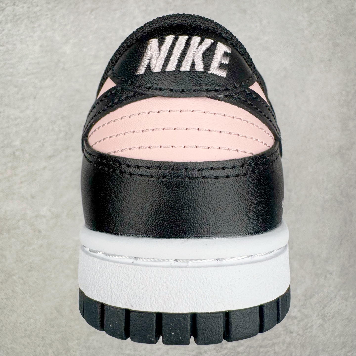 图片[8]-＃YC纯原 NK Dunk Low 芝樱 DD1391-100 粉若初绽芝樱，温柔包裹足尖，诉说着夏日湖畔的浪漫；黑如沉静富士，勾勒出标志性的刚毅轮廓，暗藏山峦的永恒力量。侧畔那抹樱粉“Sakura”刺绣，是风中轻舞的樱花之魂，是樱吹雪落下的签名。让粉与黑的碰撞，演绎又甜又飒的双面魅力。每一步，都是对富士山下芝樱花海的诗意奔赴，既是风景，亦是心境。定制系列天花板 无原鞋不开发 全系列得物原鞋一比一校对开发 配色持续更新中 终端对接 优势输出 全套原厂楦头原纸板数据档案倾力打造 原汁原味莞产 极致还原 圈内最强针车工艺 高端零售指定版 广东原厂配套原盒原标 鞋盒分三个尺码段 原厂冲刀 超高清洁度 全鞋零毛边皮料切割 采用原厂百宏鞋带以及原厂百宏织唛舌标 内标可供原厂几率过验 进口原装条纹中底布 四线拉帮白色点胶 原厂拉帮手法遵循公司 原厂电绣 极致还原 尺码：36 36.5 37.5 38 38.5 39 40 40.5 41 42 42.5 43 44 44.5 45 46-选品中心