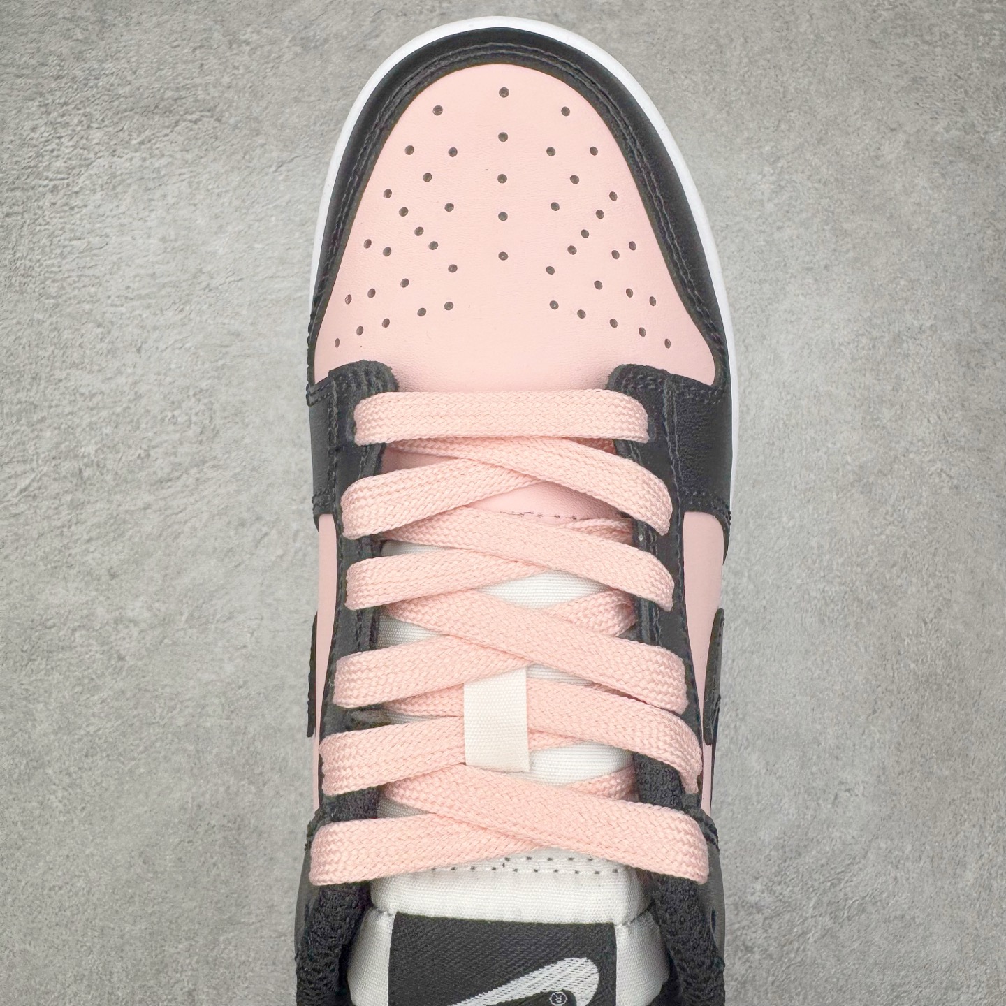 图片[4]-＃YC纯原 NK Dunk Low 芝樱 DD1391-100 粉若初绽芝樱，温柔包裹足尖，诉说着夏日湖畔的浪漫；黑如沉静富士，勾勒出标志性的刚毅轮廓，暗藏山峦的永恒力量。侧畔那抹樱粉“Sakura”刺绣，是风中轻舞的樱花之魂，是樱吹雪落下的签名。让粉与黑的碰撞，演绎又甜又飒的双面魅力。每一步，都是对富士山下芝樱花海的诗意奔赴，既是风景，亦是心境。定制系列天花板 无原鞋不开发 全系列得物原鞋一比一校对开发 配色持续更新中 终端对接 优势输出 全套原厂楦头原纸板数据档案倾力打造 原汁原味莞产 极致还原 圈内最强针车工艺 高端零售指定版 广东原厂配套原盒原标 鞋盒分三个尺码段 原厂冲刀 超高清洁度 全鞋零毛边皮料切割 采用原厂百宏鞋带以及原厂百宏织唛舌标 内标可供原厂几率过验 进口原装条纹中底布 四线拉帮白色点胶 原厂拉帮手法遵循公司 原厂电绣 极致还原 尺码：36 36.5 37.5 38 38.5 39 40 40.5 41 42 42.5 43 44 44.5 45 46-选品中心