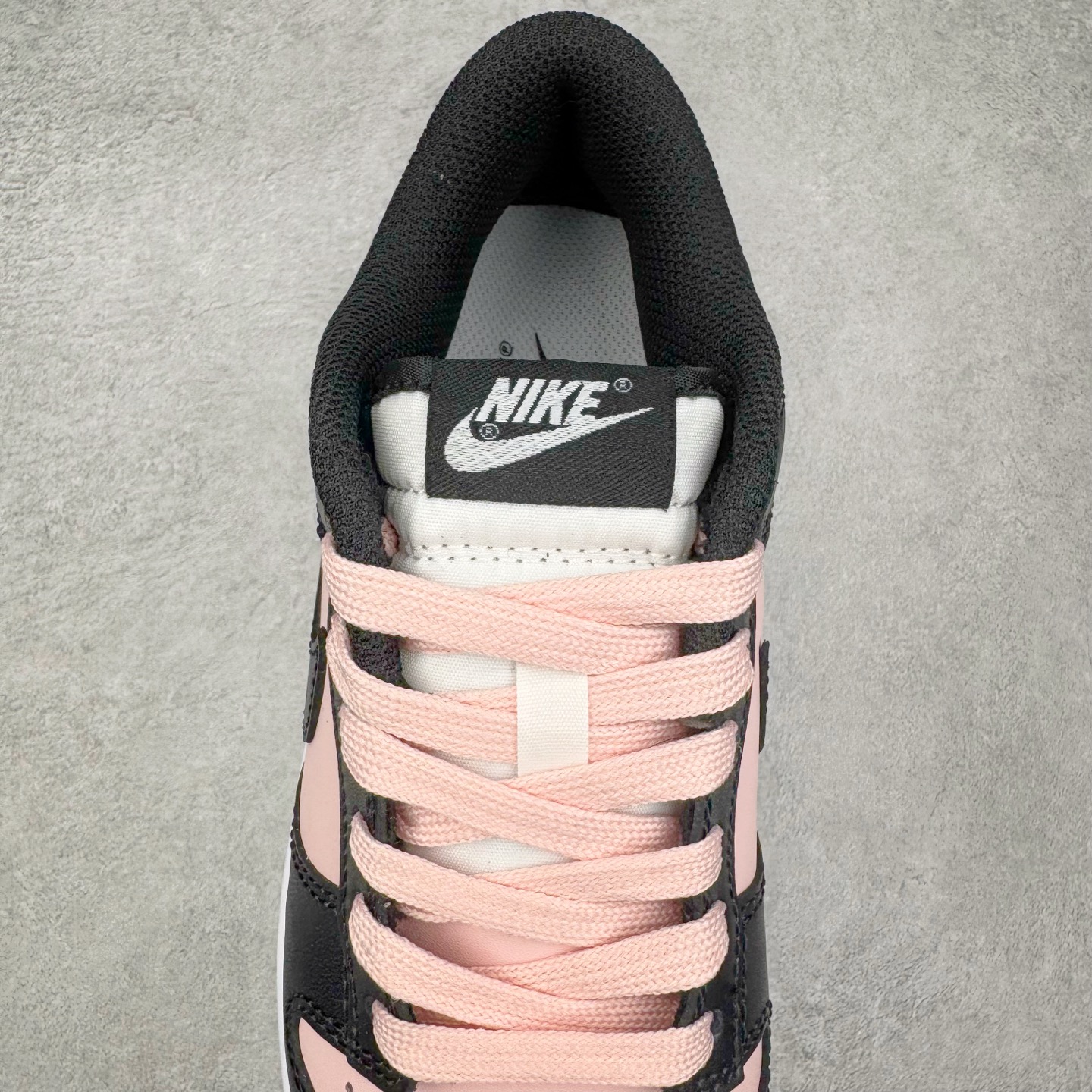 图片[5]-＃YC纯原 NK Dunk Low 芝樱 DD1391-100 粉若初绽芝樱，温柔包裹足尖，诉说着夏日湖畔的浪漫；黑如沉静富士，勾勒出标志性的刚毅轮廓，暗藏山峦的永恒力量。侧畔那抹樱粉“Sakura”刺绣，是风中轻舞的樱花之魂，是樱吹雪落下的签名。让粉与黑的碰撞，演绎又甜又飒的双面魅力。每一步，都是对富士山下芝樱花海的诗意奔赴，既是风景，亦是心境。定制系列天花板 无原鞋不开发 全系列得物原鞋一比一校对开发 配色持续更新中 终端对接 优势输出 全套原厂楦头原纸板数据档案倾力打造 原汁原味莞产 极致还原 圈内最强针车工艺 高端零售指定版 广东原厂配套原盒原标 鞋盒分三个尺码段 原厂冲刀 超高清洁度 全鞋零毛边皮料切割 采用原厂百宏鞋带以及原厂百宏织唛舌标 内标可供原厂几率过验 进口原装条纹中底布 四线拉帮白色点胶 原厂拉帮手法遵循公司 原厂电绣 极致还原 尺码：36 36.5 37.5 38 38.5 39 40 40.5 41 42 42.5 43 44 44.5 45 46-选品中心