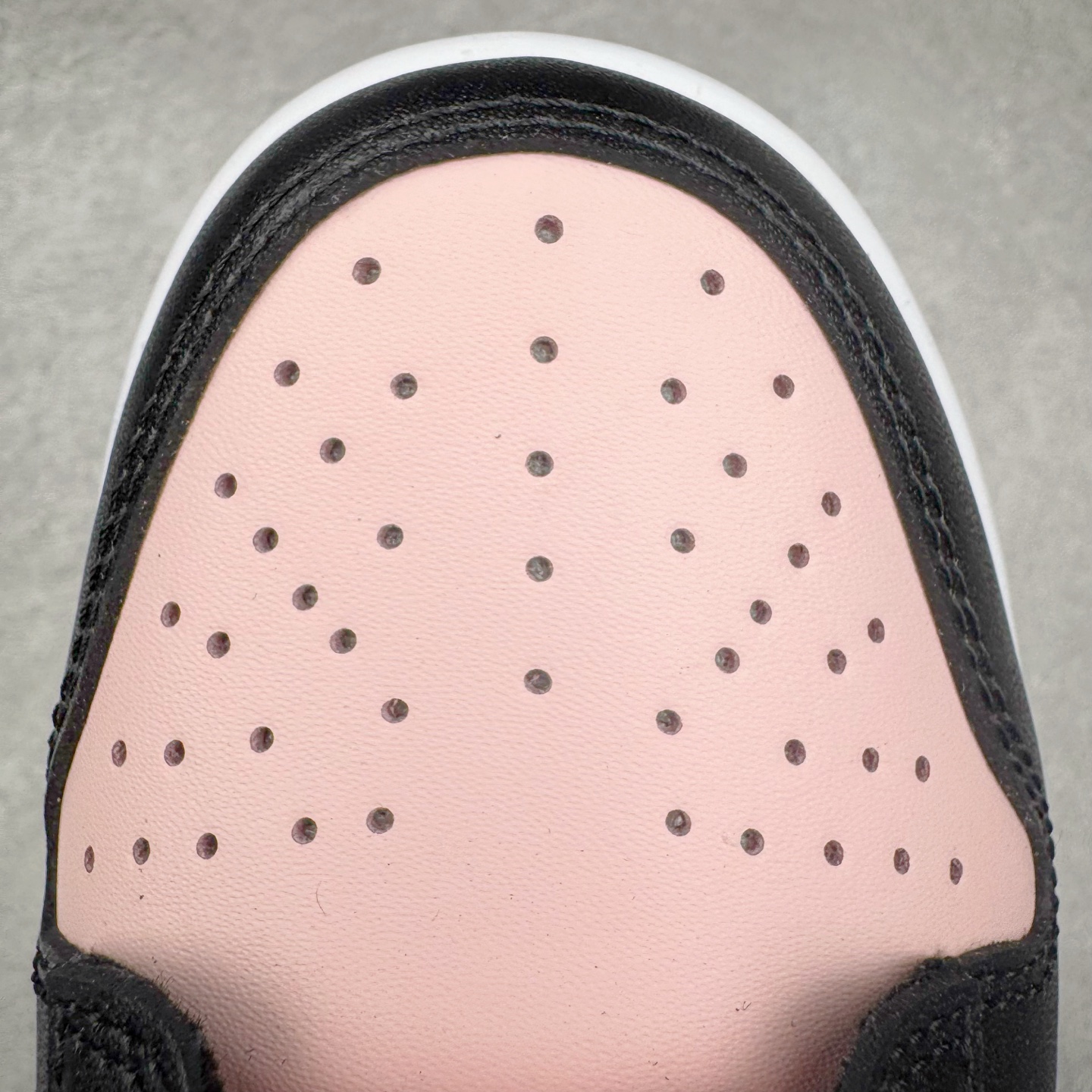 图片[16]-＃YC纯原 NK Dunk Low 芝樱 DD1391-100 粉若初绽芝樱，温柔包裹足尖，诉说着夏日湖畔的浪漫；黑如沉静富士，勾勒出标志性的刚毅轮廓，暗藏山峦的永恒力量。侧畔那抹樱粉“Sakura”刺绣，是风中轻舞的樱花之魂，是樱吹雪落下的签名。让粉与黑的碰撞，演绎又甜又飒的双面魅力。每一步，都是对富士山下芝樱花海的诗意奔赴，既是风景，亦是心境。定制系列天花板 无原鞋不开发 全系列得物原鞋一比一校对开发 配色持续更新中 终端对接 优势输出 全套原厂楦头原纸板数据档案倾力打造 原汁原味莞产 极致还原 圈内最强针车工艺 高端零售指定版 广东原厂配套原盒原标 鞋盒分三个尺码段 原厂冲刀 超高清洁度 全鞋零毛边皮料切割 采用原厂百宏鞋带以及原厂百宏织唛舌标 内标可供原厂几率过验 进口原装条纹中底布 四线拉帮白色点胶 原厂拉帮手法遵循公司 原厂电绣 极致还原 尺码：36 36.5 37.5 38 38.5 39 40 40.5 41 42 42.5 43 44 44.5 45 46-选品中心