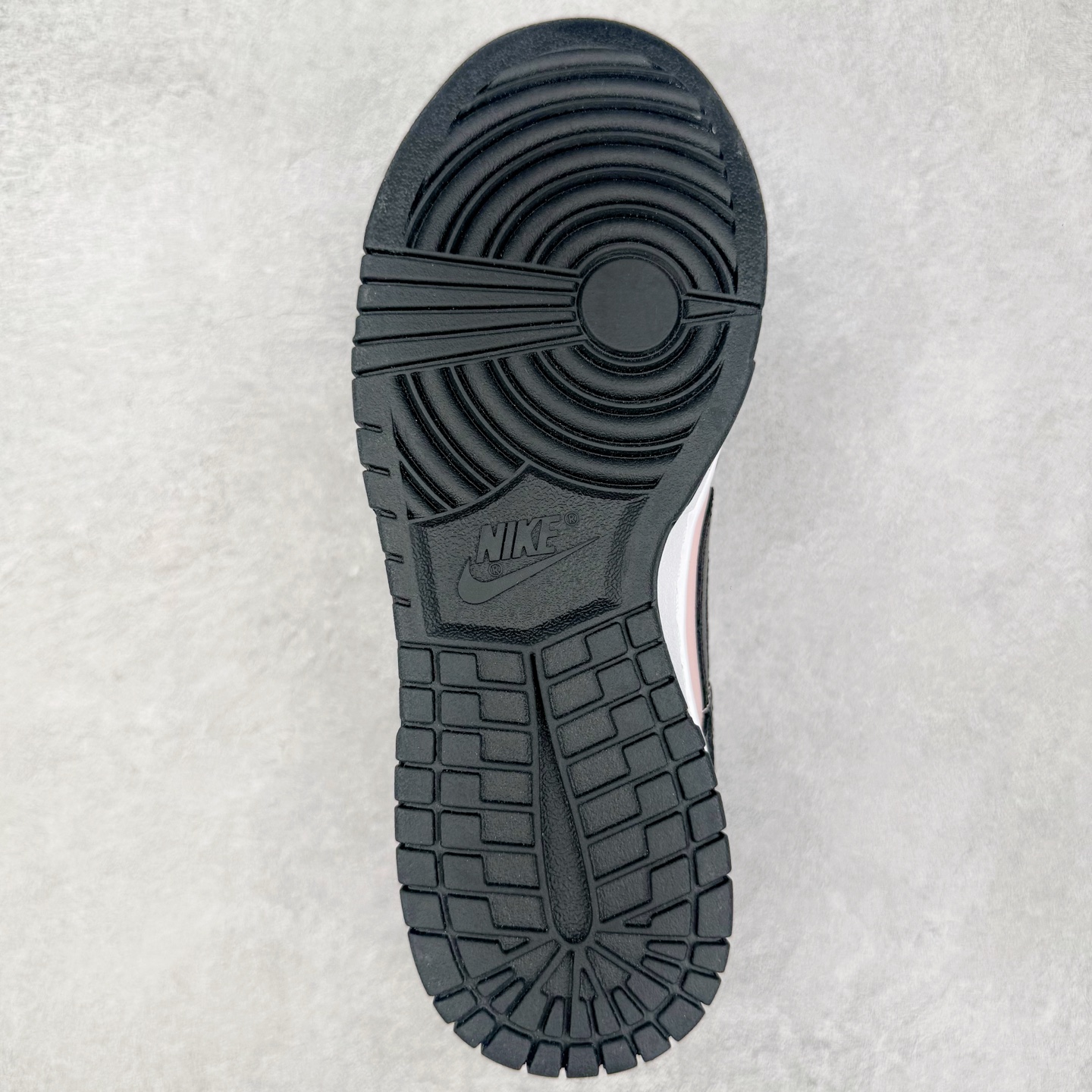 图片[9]-＃YC纯原 NK Dunk Low 芝樱 DD1391-100 粉若初绽芝樱，温柔包裹足尖，诉说着夏日湖畔的浪漫；黑如沉静富士，勾勒出标志性的刚毅轮廓，暗藏山峦的永恒力量。侧畔那抹樱粉“Sakura”刺绣，是风中轻舞的樱花之魂，是樱吹雪落下的签名。让粉与黑的碰撞，演绎又甜又飒的双面魅力。每一步，都是对富士山下芝樱花海的诗意奔赴，既是风景，亦是心境。定制系列天花板 无原鞋不开发 全系列得物原鞋一比一校对开发 配色持续更新中 终端对接 优势输出 全套原厂楦头原纸板数据档案倾力打造 原汁原味莞产 极致还原 圈内最强针车工艺 高端零售指定版 广东原厂配套原盒原标 鞋盒分三个尺码段 原厂冲刀 超高清洁度 全鞋零毛边皮料切割 采用原厂百宏鞋带以及原厂百宏织唛舌标 内标可供原厂几率过验 进口原装条纹中底布 四线拉帮白色点胶 原厂拉帮手法遵循公司 原厂电绣 极致还原 尺码：36 36.5 37.5 38 38.5 39 40 40.5 41 42 42.5 43 44 44.5 45 46-选品中心