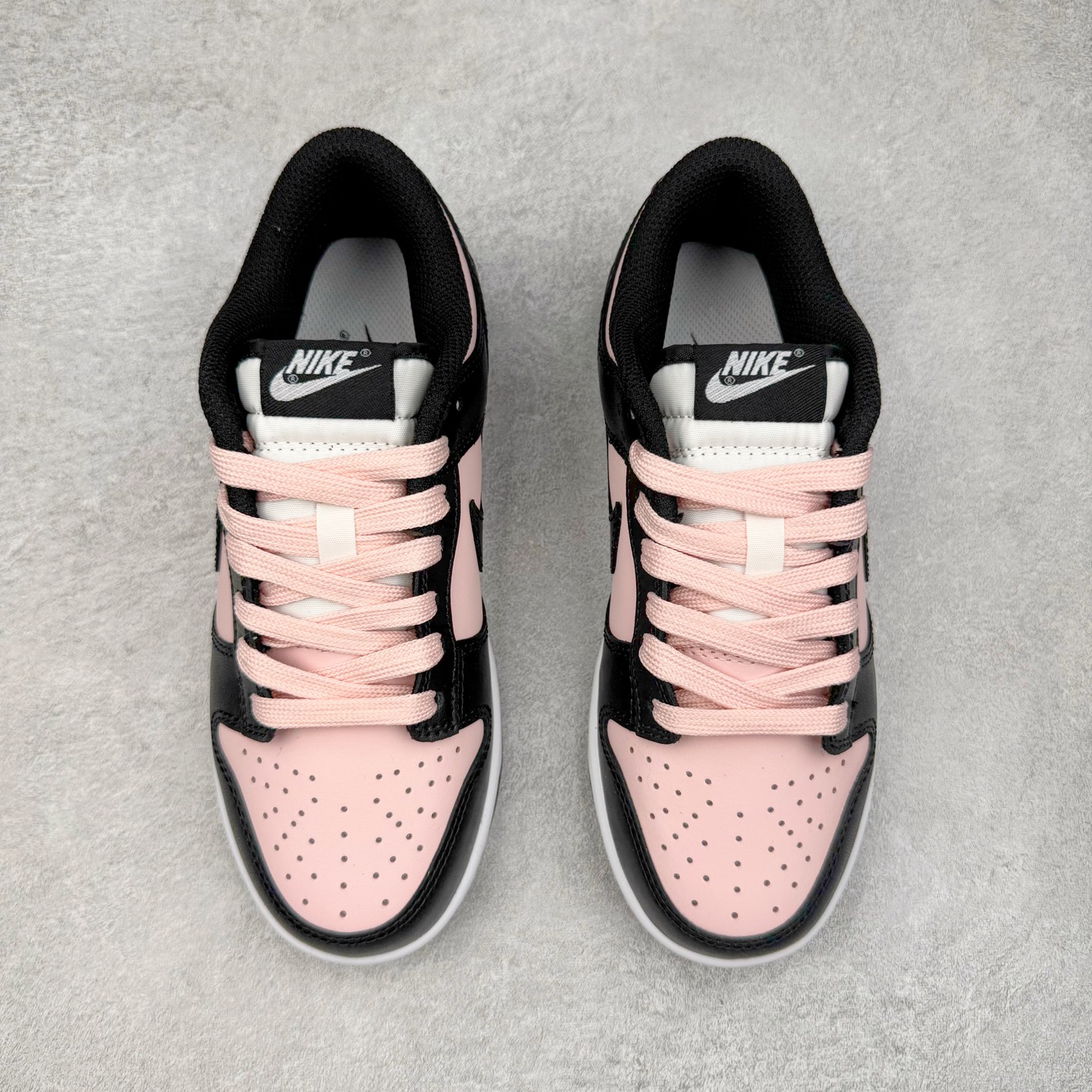 图片[2]-＃YC纯原 NK Dunk Low 芝樱 DD1391-100 粉若初绽芝樱，温柔包裹足尖，诉说着夏日湖畔的浪漫；黑如沉静富士，勾勒出标志性的刚毅轮廓，暗藏山峦的永恒力量。侧畔那抹樱粉“Sakura”刺绣，是风中轻舞的樱花之魂，是樱吹雪落下的签名。让粉与黑的碰撞，演绎又甜又飒的双面魅力。每一步，都是对富士山下芝樱花海的诗意奔赴，既是风景，亦是心境。定制系列天花板 无原鞋不开发 全系列得物原鞋一比一校对开发 配色持续更新中 终端对接 优势输出 全套原厂楦头原纸板数据档案倾力打造 原汁原味莞产 极致还原 圈内最强针车工艺 高端零售指定版 广东原厂配套原盒原标 鞋盒分三个尺码段 原厂冲刀 超高清洁度 全鞋零毛边皮料切割 采用原厂百宏鞋带以及原厂百宏织唛舌标 内标可供原厂几率过验 进口原装条纹中底布 四线拉帮白色点胶 原厂拉帮手法遵循公司 原厂电绣 极致还原 尺码：36 36.5 37.5 38 38.5 39 40 40.5 41 42 42.5 43 44 44.5 45 46-选品中心