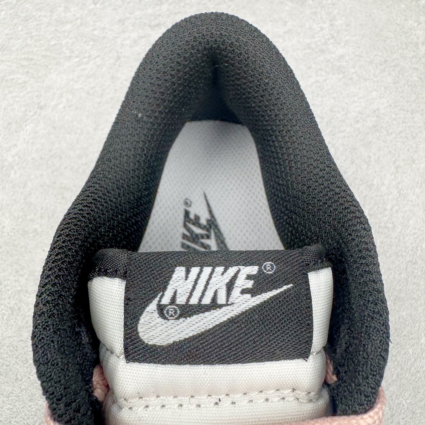 图片[13]-＃YC纯原 NK Dunk Low 芝樱 DD1391-100 粉若初绽芝樱，温柔包裹足尖，诉说着夏日湖畔的浪漫；黑如沉静富士，勾勒出标志性的刚毅轮廓，暗藏山峦的永恒力量。侧畔那抹樱粉“Sakura”刺绣，是风中轻舞的樱花之魂，是樱吹雪落下的签名。让粉与黑的碰撞，演绎又甜又飒的双面魅力。每一步，都是对富士山下芝樱花海的诗意奔赴，既是风景，亦是心境。定制系列天花板 无原鞋不开发 全系列得物原鞋一比一校对开发 配色持续更新中 终端对接 优势输出 全套原厂楦头原纸板数据档案倾力打造 原汁原味莞产 极致还原 圈内最强针车工艺 高端零售指定版 广东原厂配套原盒原标 鞋盒分三个尺码段 原厂冲刀 超高清洁度 全鞋零毛边皮料切割 采用原厂百宏鞋带以及原厂百宏织唛舌标 内标可供原厂几率过验 进口原装条纹中底布 四线拉帮白色点胶 原厂拉帮手法遵循公司 原厂电绣 极致还原 尺码：36 36.5 37.5 38 38.5 39 40 40.5 41 42 42.5 43 44 44.5 45 46-选品中心