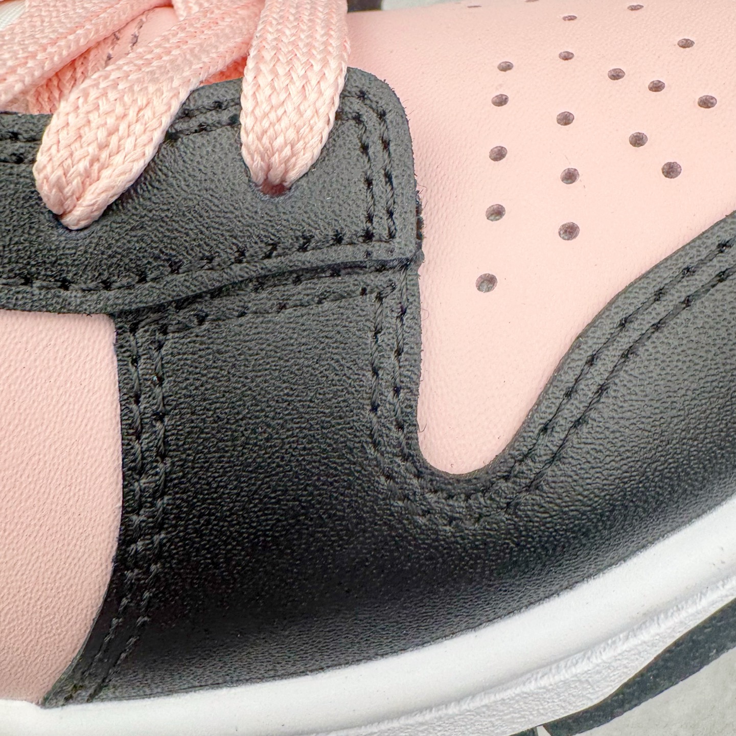 图片[15]-＃YC纯原 NK Dunk Low 芝樱 DD1391-100 粉若初绽芝樱，温柔包裹足尖，诉说着夏日湖畔的浪漫；黑如沉静富士，勾勒出标志性的刚毅轮廓，暗藏山峦的永恒力量。侧畔那抹樱粉“Sakura”刺绣，是风中轻舞的樱花之魂，是樱吹雪落下的签名。让粉与黑的碰撞，演绎又甜又飒的双面魅力。每一步，都是对富士山下芝樱花海的诗意奔赴，既是风景，亦是心境。定制系列天花板 无原鞋不开发 全系列得物原鞋一比一校对开发 配色持续更新中 终端对接 优势输出 全套原厂楦头原纸板数据档案倾力打造 原汁原味莞产 极致还原 圈内最强针车工艺 高端零售指定版 广东原厂配套原盒原标 鞋盒分三个尺码段 原厂冲刀 超高清洁度 全鞋零毛边皮料切割 采用原厂百宏鞋带以及原厂百宏织唛舌标 内标可供原厂几率过验 进口原装条纹中底布 四线拉帮白色点胶 原厂拉帮手法遵循公司 原厂电绣 极致还原 尺码：36 36.5 37.5 38 38.5 39 40 40.5 41 42 42.5 43 44 44.5 45 46-选品中心