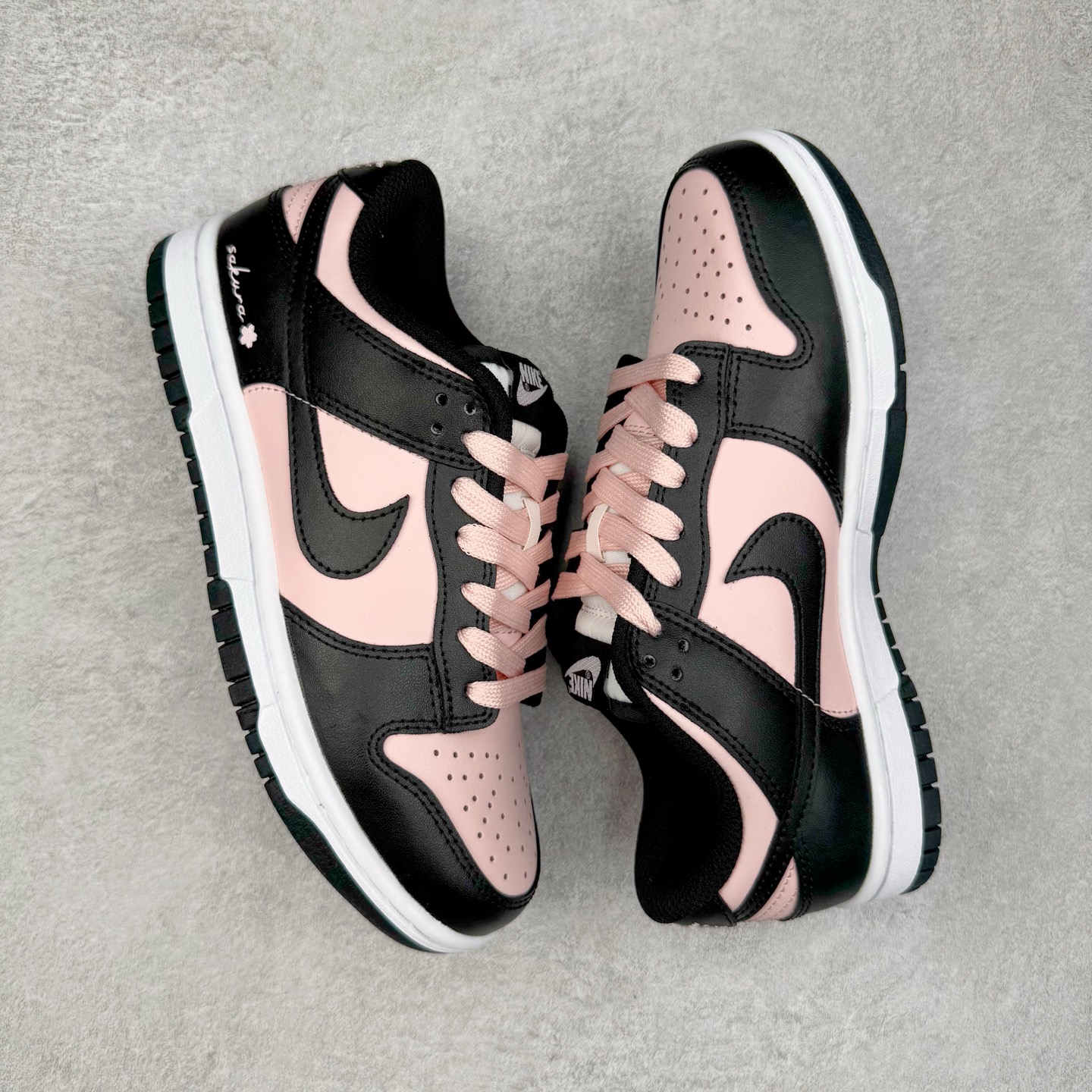 图片[3]-＃YC纯原 NK Dunk Low 芝樱 DD1391-100 粉若初绽芝樱，温柔包裹足尖，诉说着夏日湖畔的浪漫；黑如沉静富士，勾勒出标志性的刚毅轮廓，暗藏山峦的永恒力量。侧畔那抹樱粉“Sakura”刺绣，是风中轻舞的樱花之魂，是樱吹雪落下的签名。让粉与黑的碰撞，演绎又甜又飒的双面魅力。每一步，都是对富士山下芝樱花海的诗意奔赴，既是风景，亦是心境。定制系列天花板 无原鞋不开发 全系列得物原鞋一比一校对开发 配色持续更新中 终端对接 优势输出 全套原厂楦头原纸板数据档案倾力打造 原汁原味莞产 极致还原 圈内最强针车工艺 高端零售指定版 广东原厂配套原盒原标 鞋盒分三个尺码段 原厂冲刀 超高清洁度 全鞋零毛边皮料切割 采用原厂百宏鞋带以及原厂百宏织唛舌标 内标可供原厂几率过验 进口原装条纹中底布 四线拉帮白色点胶 原厂拉帮手法遵循公司 原厂电绣 极致还原 尺码：36 36.5 37.5 38 38.5 39 40 40.5 41 42 42.5 43 44 44.5 45 46-选品中心