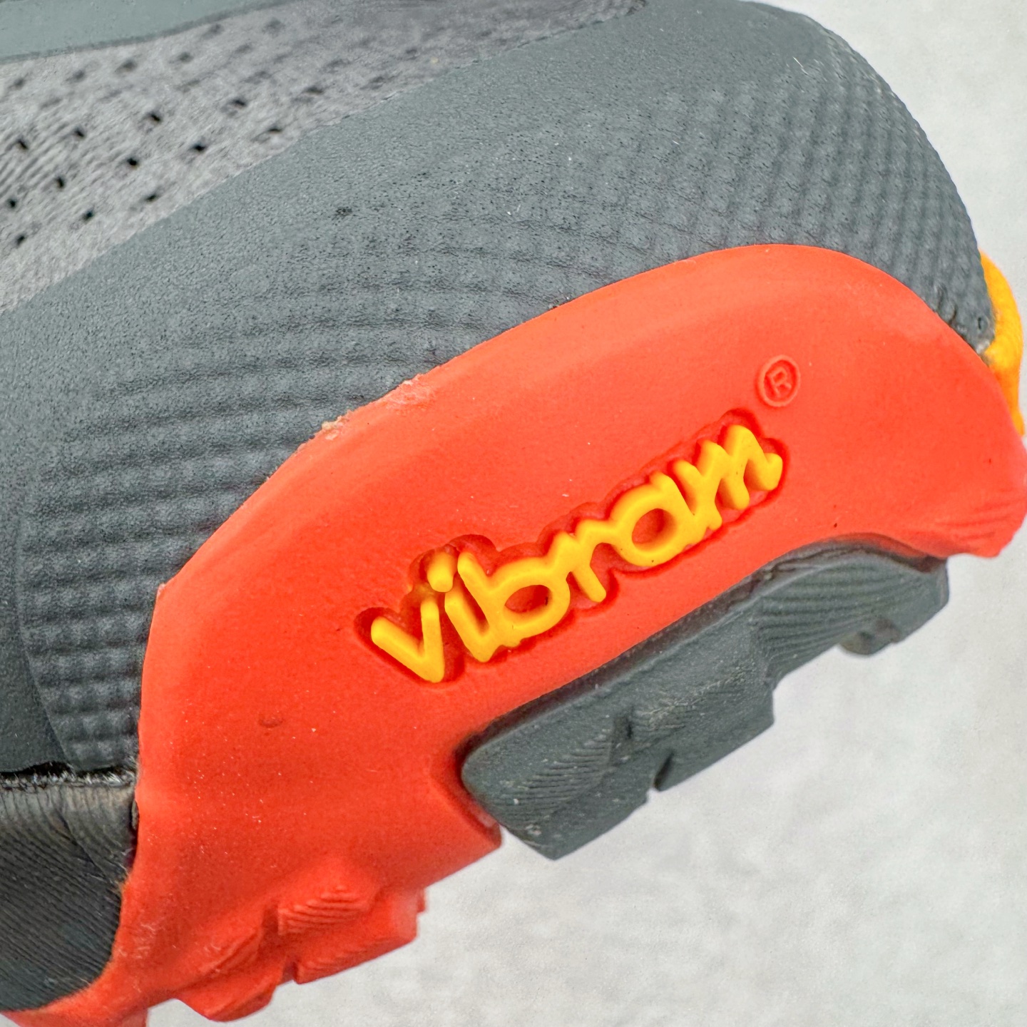 图片[14]-＃纯原 Altra OLYMPUS 6 奥创奥林匹斯六代舒适百搭防滑耐磨低帮户外跑步鞋 2009年，长跑精英运动员Golden Harper在美国犹他州创立了“Altra Footwear”，跑鞋特点是采用舒适的FootShape™M（很适鞋楦）设计和独特的BalancedCushioning™（平衡缓冲）技术，帮助遭受伤病困扰的跑者回归跑步，从而迅速积累起良好的口碑。2011年品牌迅速发展，屡获大奖。2015年开始不仅占据全美跑鞋前十，足迹更是遍布全球。2016年Altra正式进入中国市场，凭借独特的品牌风格以及出色的性能表现，三年来获得越来越多普通跑者的喜爱。销售业绩增长迅速，成为中国越野跑市场占有量前三的跑鞋品牌。实拍调校N版已经零色差零失真 百分百还原实物色彩所见即所得 不存在货不对板色差等低级问题 选购参考实物拍摄 不混卖不参货 只用心做好货严格选品 承诺混一赔十 尺码：39 40 40.5 41 42 42.5 43 44 44.5 45-选品中心