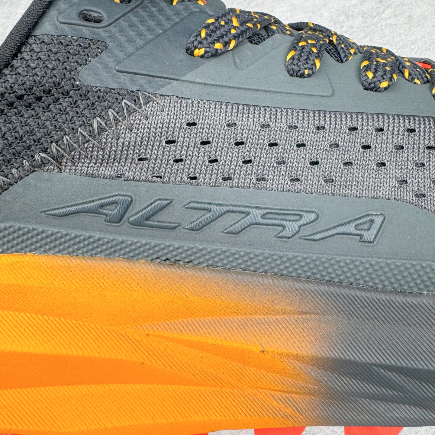 图片[20]-＃纯原 Altra OLYMPUS 6 奥创奥林匹斯六代舒适百搭防滑耐磨低帮户外跑步鞋 2009年，长跑精英运动员Golden Harper在美国犹他州创立了“Altra Footwear”，跑鞋特点是采用舒适的FootShape™M（很适鞋楦）设计和独特的BalancedCushioning™（平衡缓冲）技术，帮助遭受伤病困扰的跑者回归跑步，从而迅速积累起良好的口碑。2011年品牌迅速发展，屡获大奖。2015年开始不仅占据全美跑鞋前十，足迹更是遍布全球。2016年Altra正式进入中国市场，凭借独特的品牌风格以及出色的性能表现，三年来获得越来越多普通跑者的喜爱。销售业绩增长迅速，成为中国越野跑市场占有量前三的跑鞋品牌。实拍调校N版已经零色差零失真 百分百还原实物色彩所见即所得 不存在货不对板色差等低级问题 选购参考实物拍摄 不混卖不参货 只用心做好货严格选品 承诺混一赔十 尺码：39 40 40.5 41 42 42.5 43 44 44.5 45-选品中心