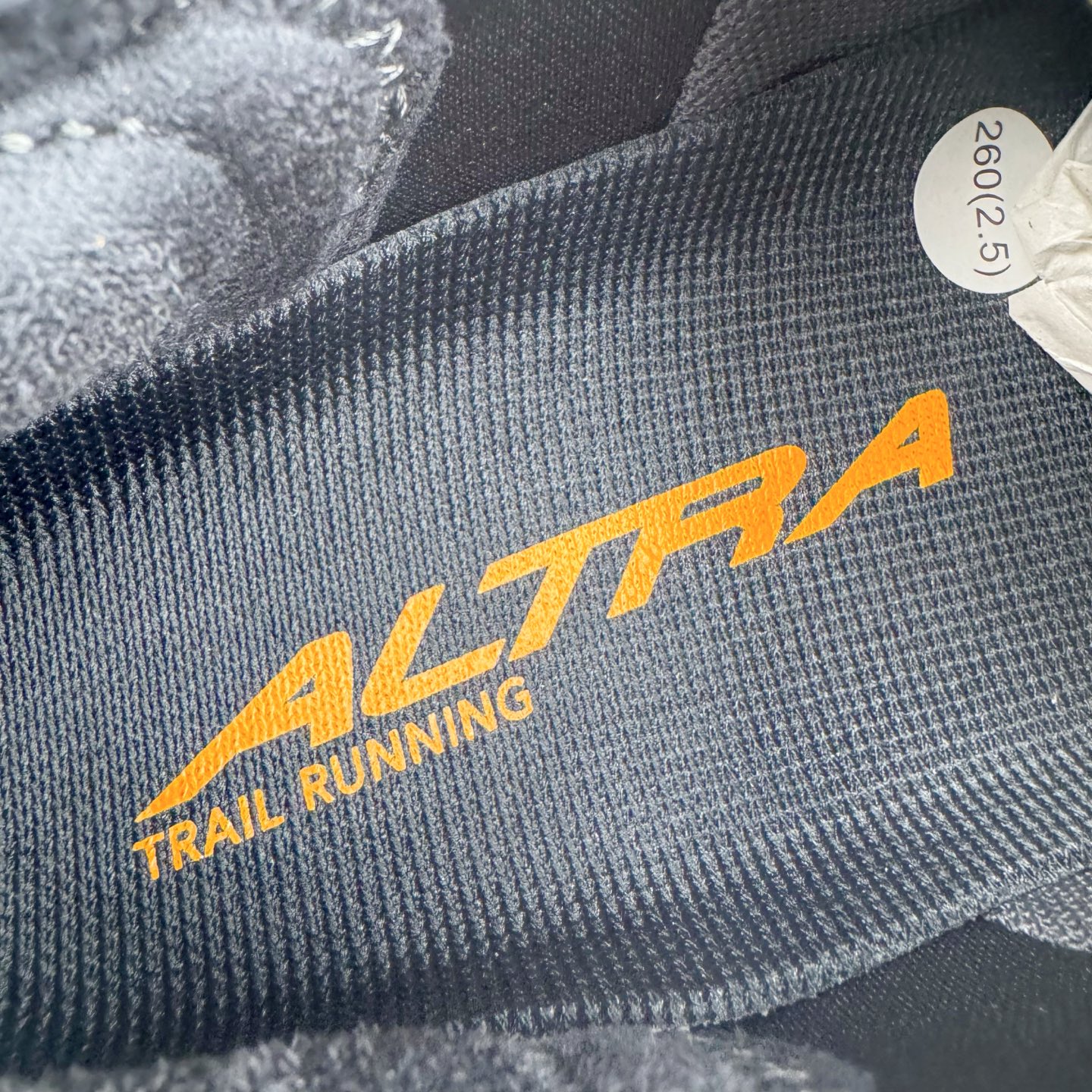 图片[12]-＃纯原 Altra OLYMPUS 6 奥创奥林匹斯六代舒适百搭防滑耐磨低帮户外跑步鞋 2009年，长跑精英运动员Golden Harper在美国犹他州创立了“Altra Footwear”，跑鞋特点是采用舒适的FootShape™M（很适鞋楦）设计和独特的BalancedCushioning™（平衡缓冲）技术，帮助遭受伤病困扰的跑者回归跑步，从而迅速积累起良好的口碑。2011年品牌迅速发展，屡获大奖。2015年开始不仅占据全美跑鞋前十，足迹更是遍布全球。2016年Altra正式进入中国市场，凭借独特的品牌风格以及出色的性能表现，三年来获得越来越多普通跑者的喜爱。销售业绩增长迅速，成为中国越野跑市场占有量前三的跑鞋品牌。实拍调校N版已经零色差零失真 百分百还原实物色彩所见即所得 不存在货不对板色差等低级问题 选购参考实物拍摄 不混卖不参货 只用心做好货严格选品 承诺混一赔十 尺码：39 40 40.5 41 42 42.5 43 44 44.5 45-选品中心